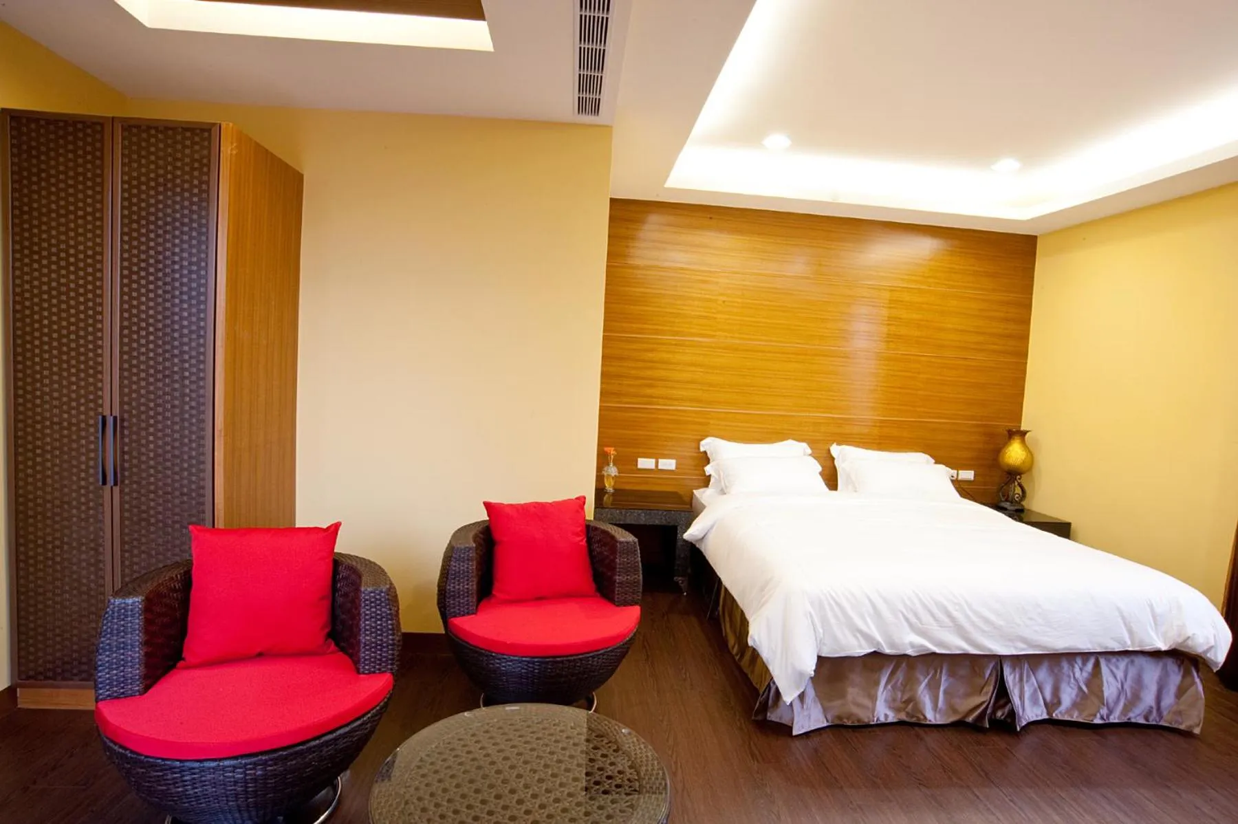 Bedroom, Bed in Flower Style B&B