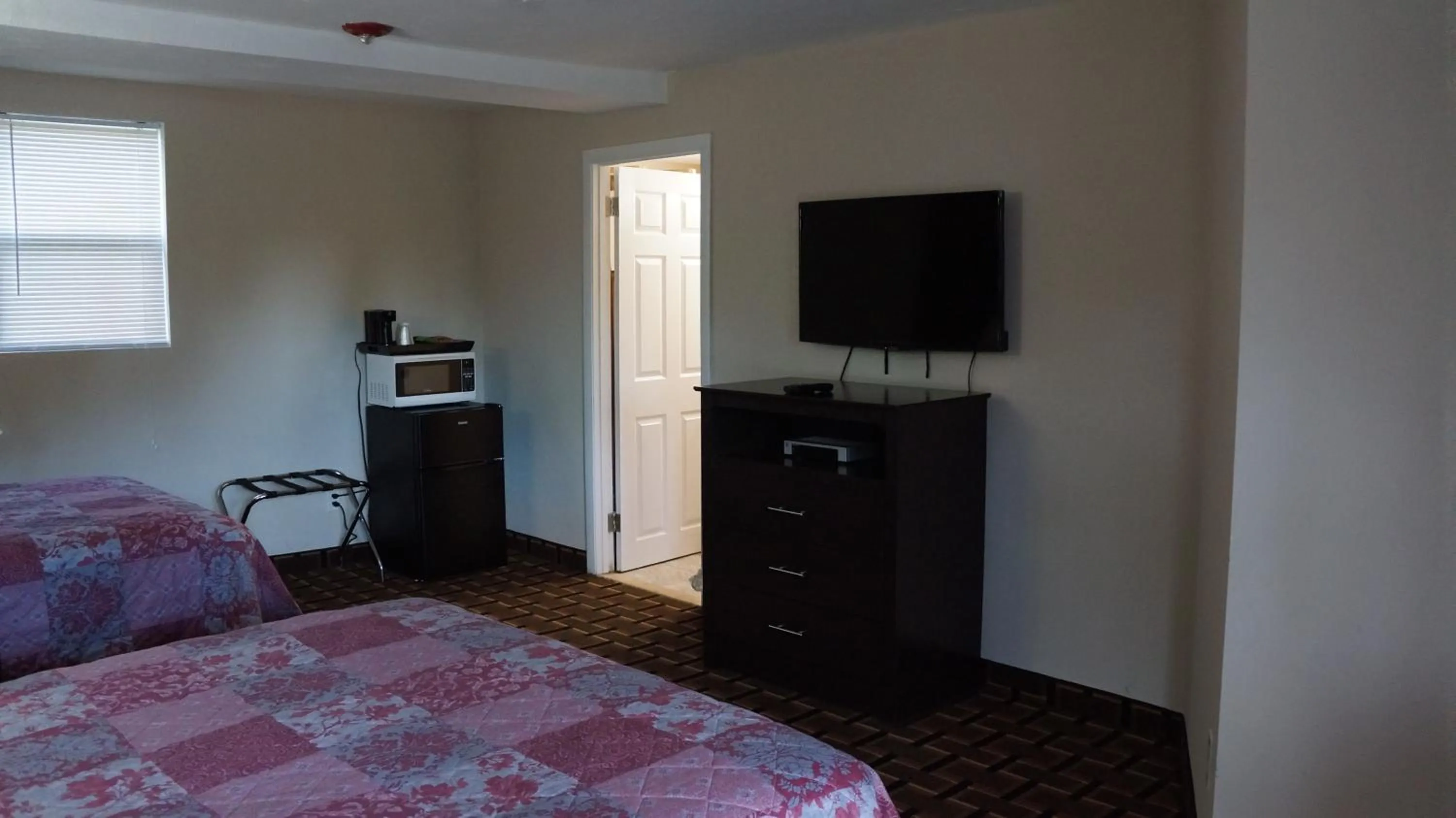 Living room, Bed in Best Stay Inn