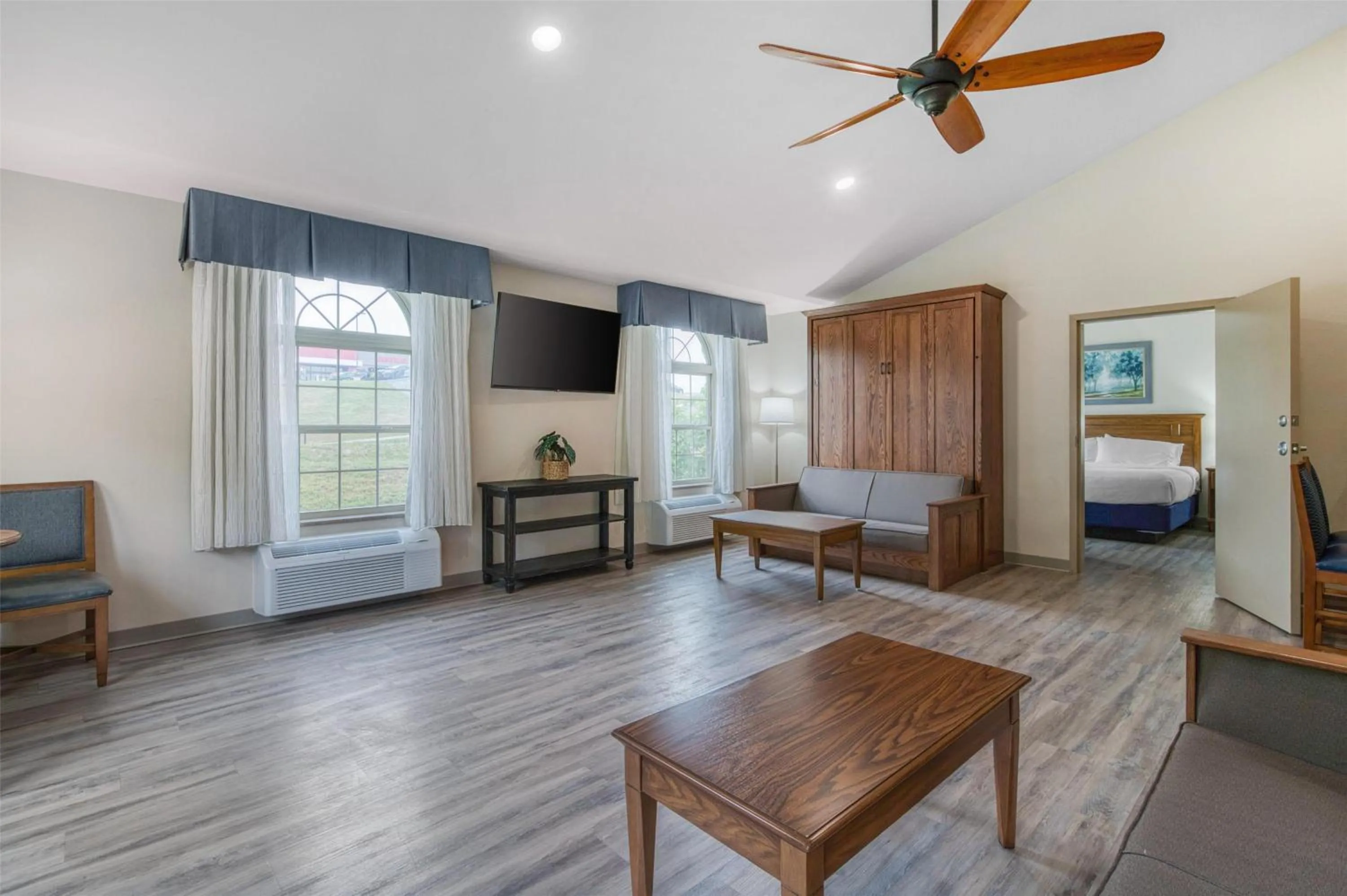 Bedroom in SureStay Plus Hotel by Best Western Elizabethtown Hershey