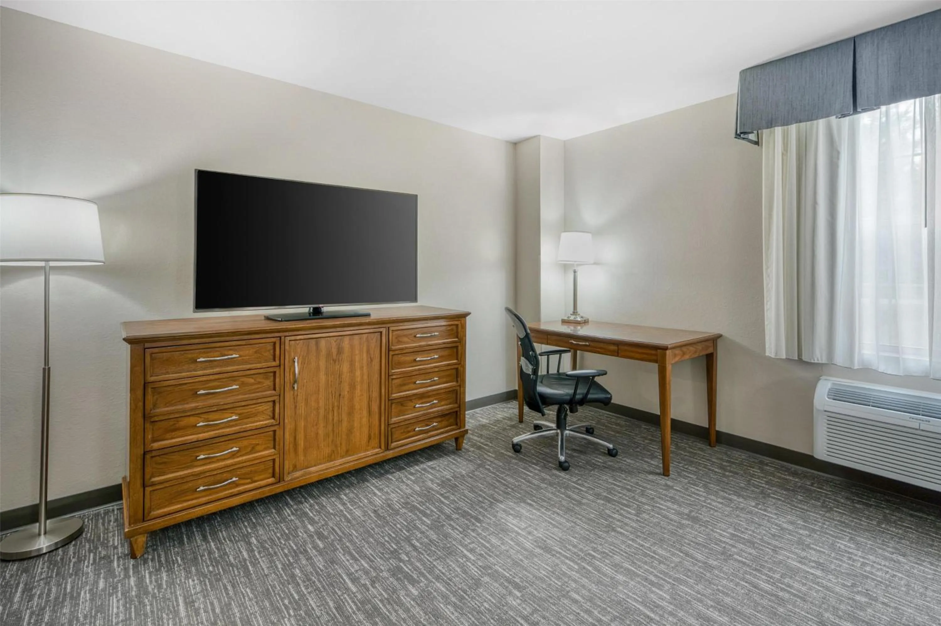 Bedroom, Bed in SureStay Plus Hotel by Best Western Elizabethtown Hershey