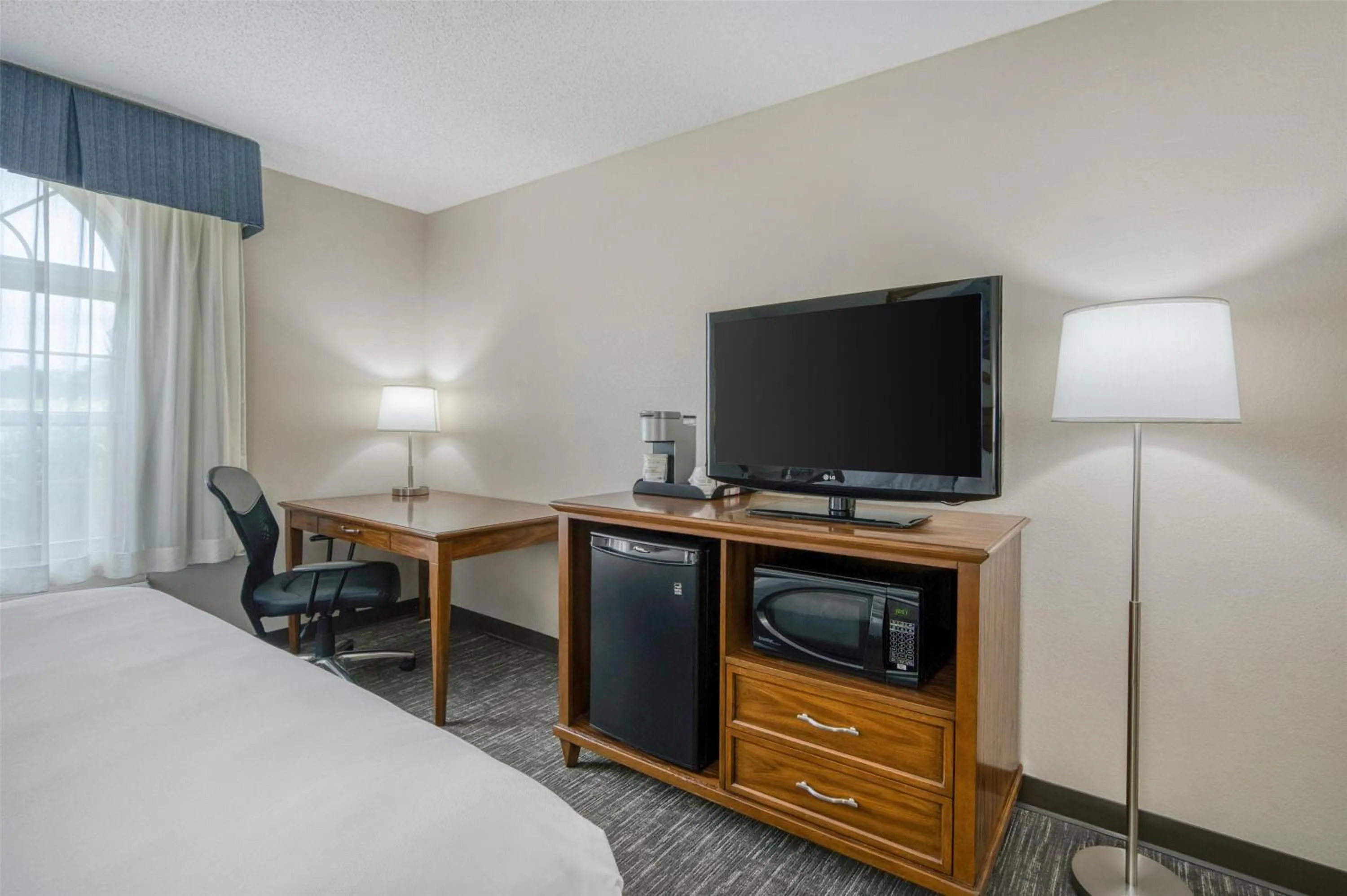 Bedroom, Bed in SureStay Plus Hotel by Best Western Elizabethtown Hershey