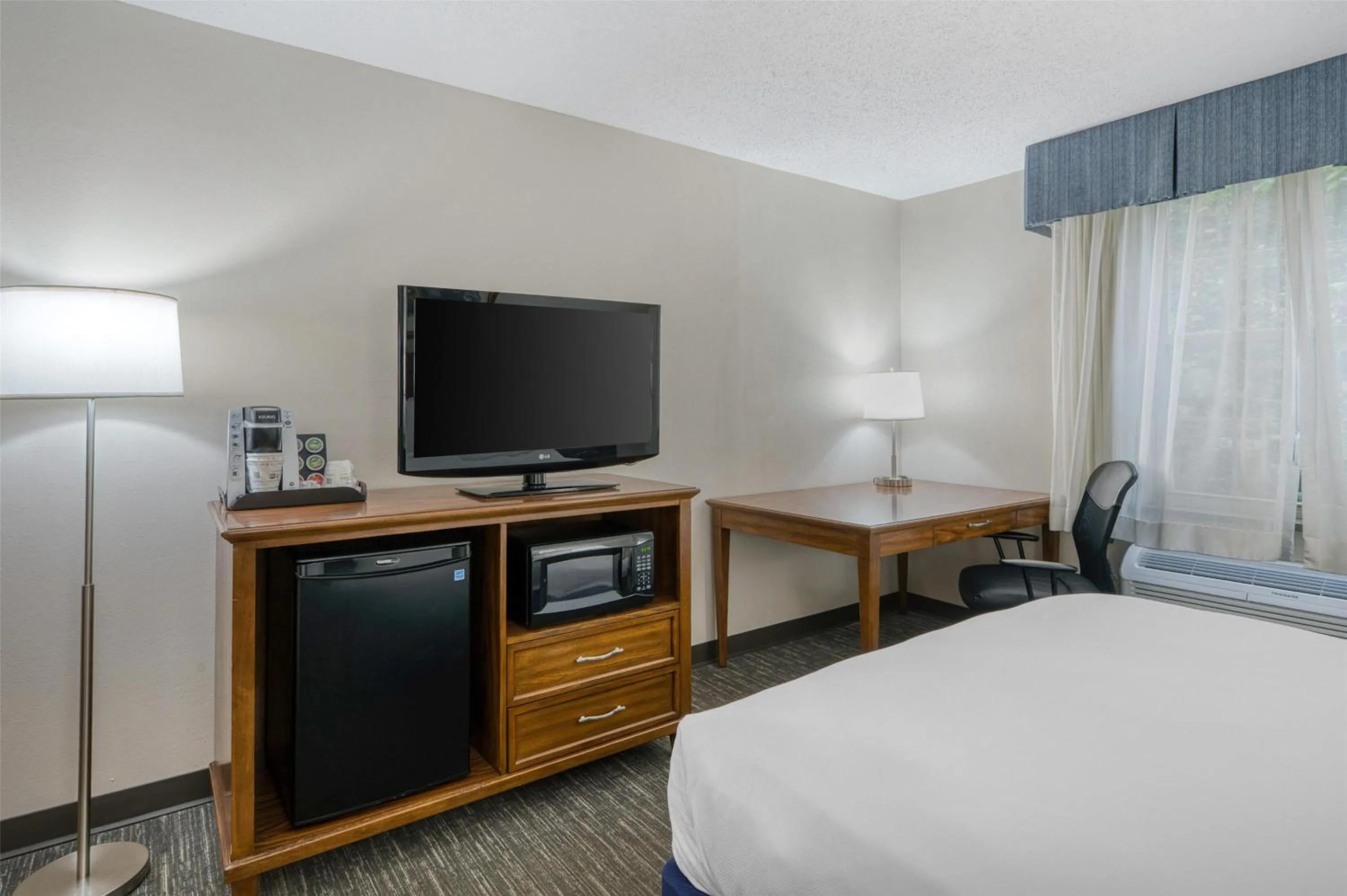 Bedroom, Bed in SureStay Plus Hotel by Best Western Elizabethtown Hershey