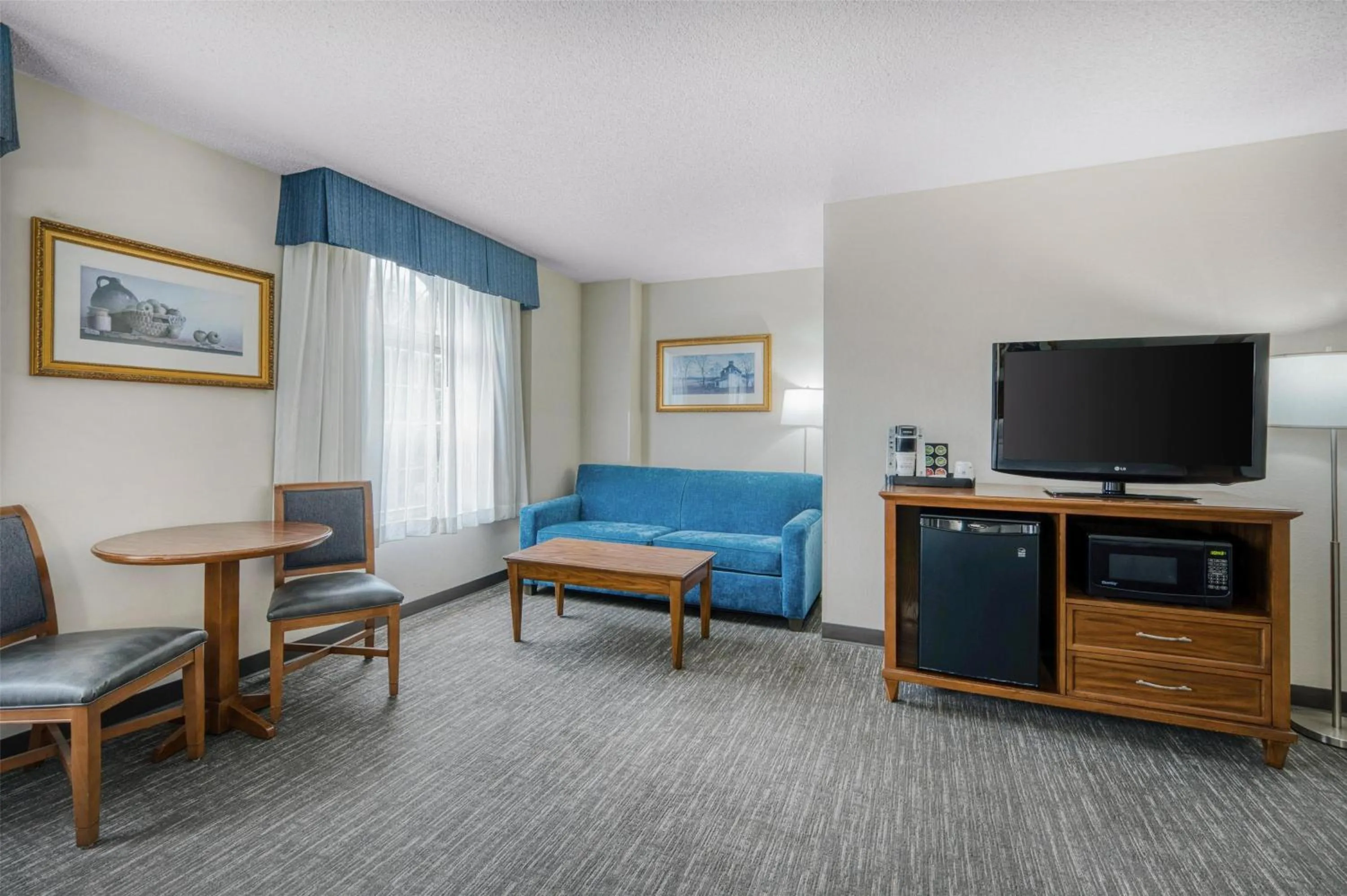 Bedroom in SureStay Plus Hotel by Best Western Elizabethtown Hershey