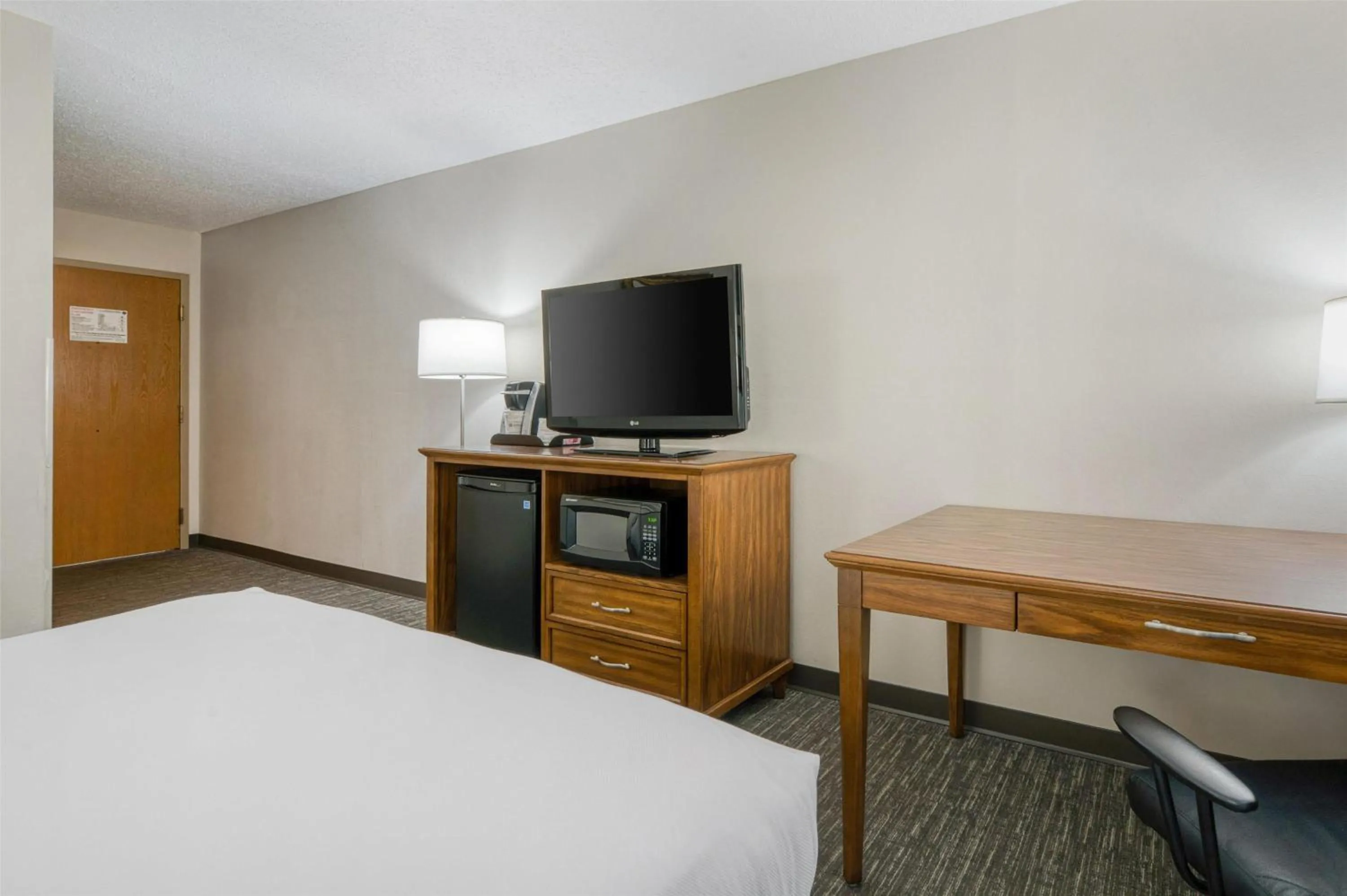Bedroom, Bed in SureStay Plus Hotel by Best Western Elizabethtown Hershey