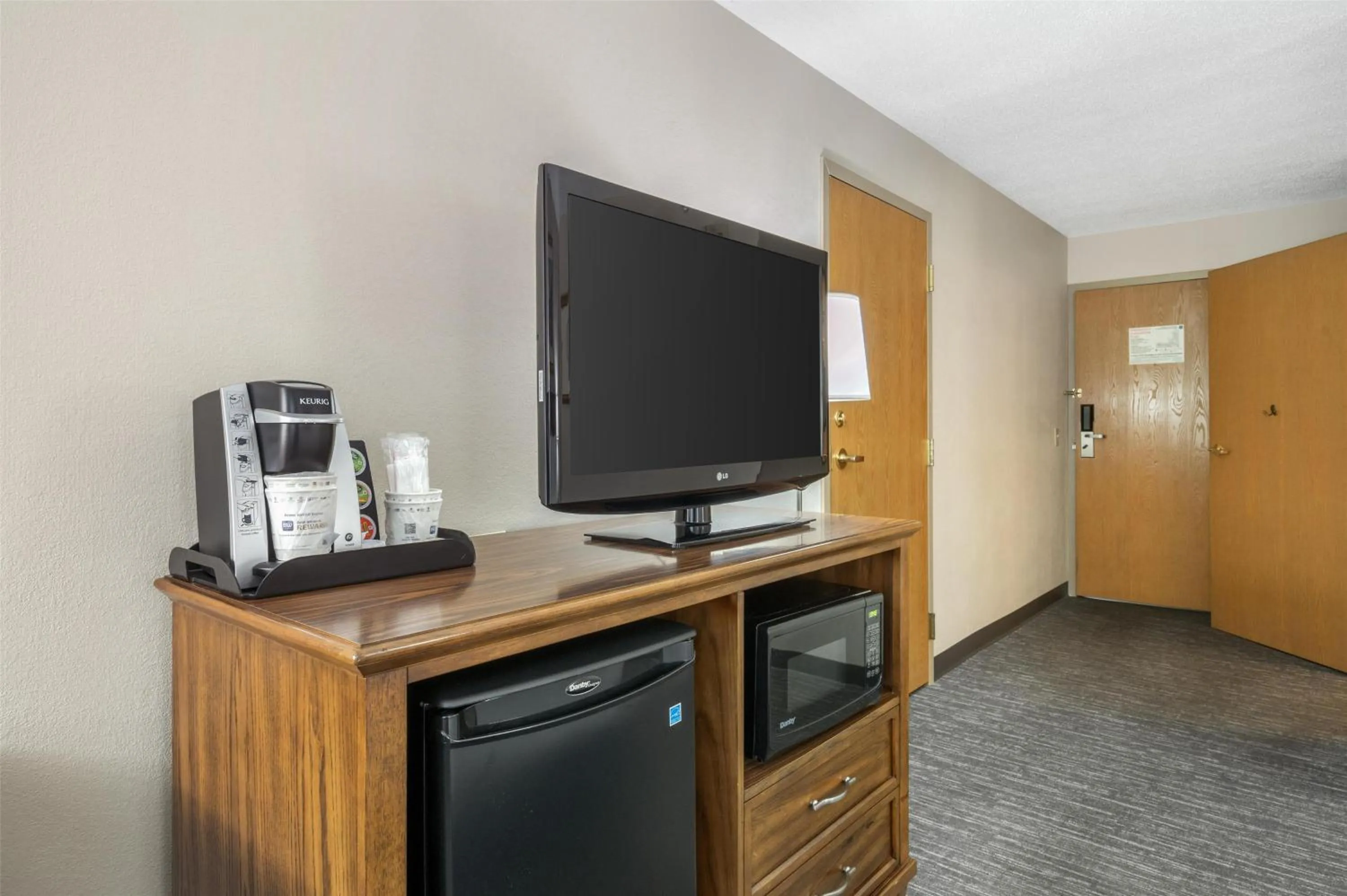 Bedroom in SureStay Plus Hotel by Best Western Elizabethtown Hershey