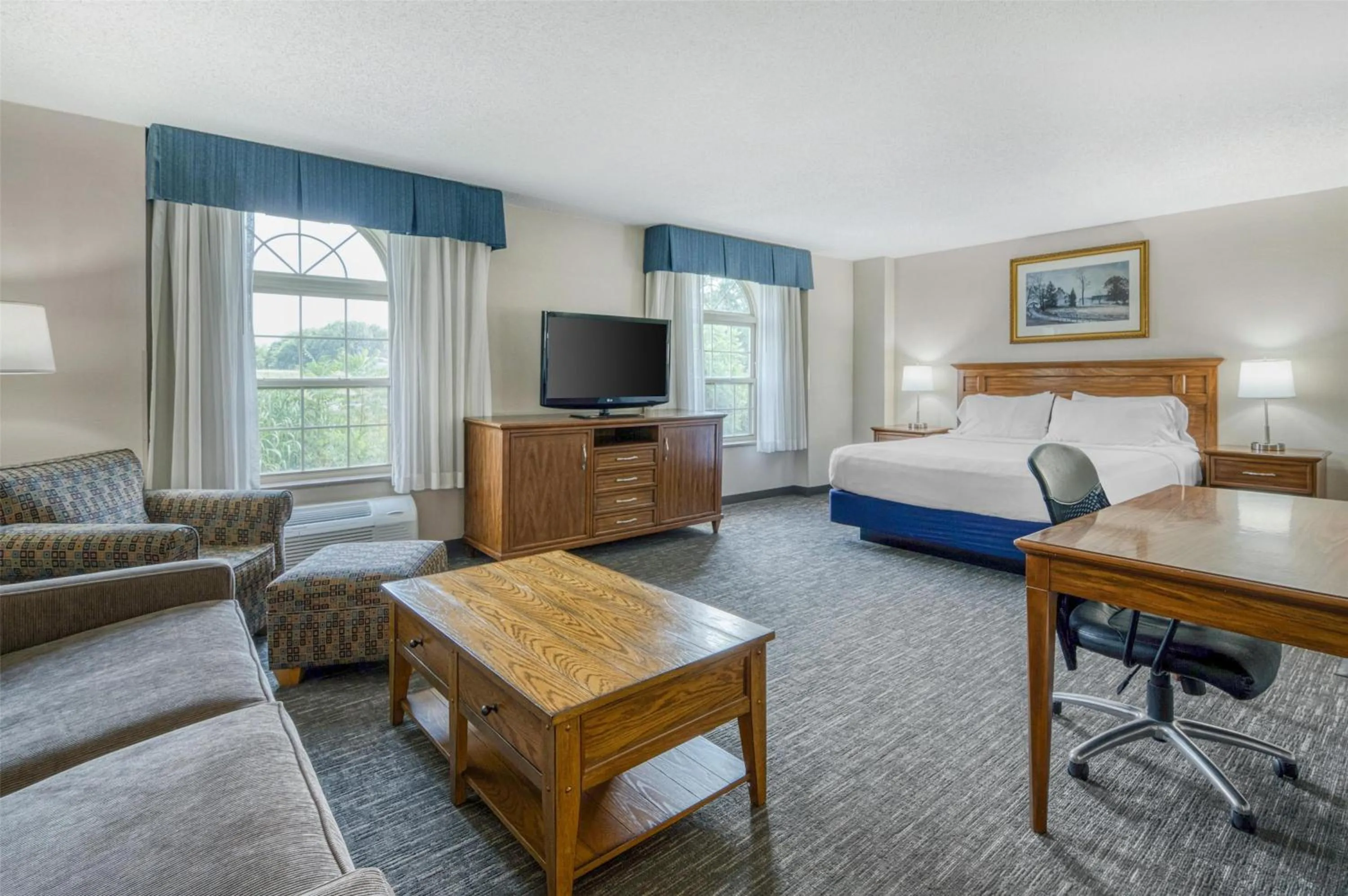 Bedroom, Bed in SureStay Plus Hotel by Best Western Elizabethtown Hershey