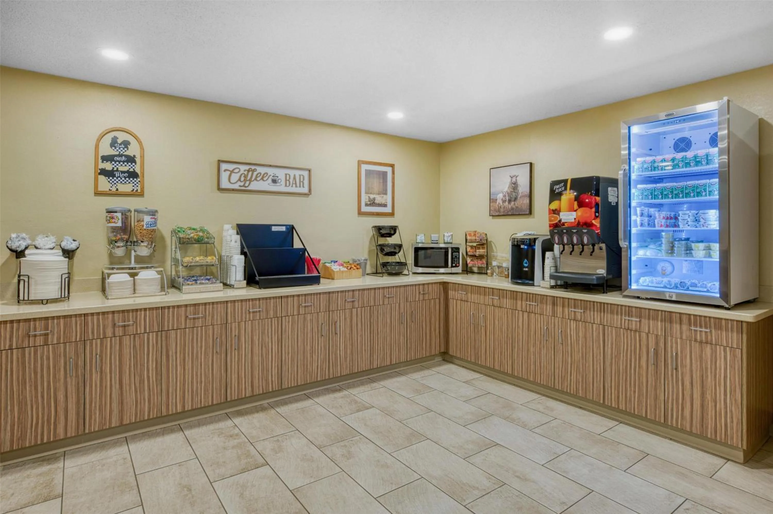 Restaurant/places to eat in SureStay Plus Hotel by Best Western Elizabethtown Hershey