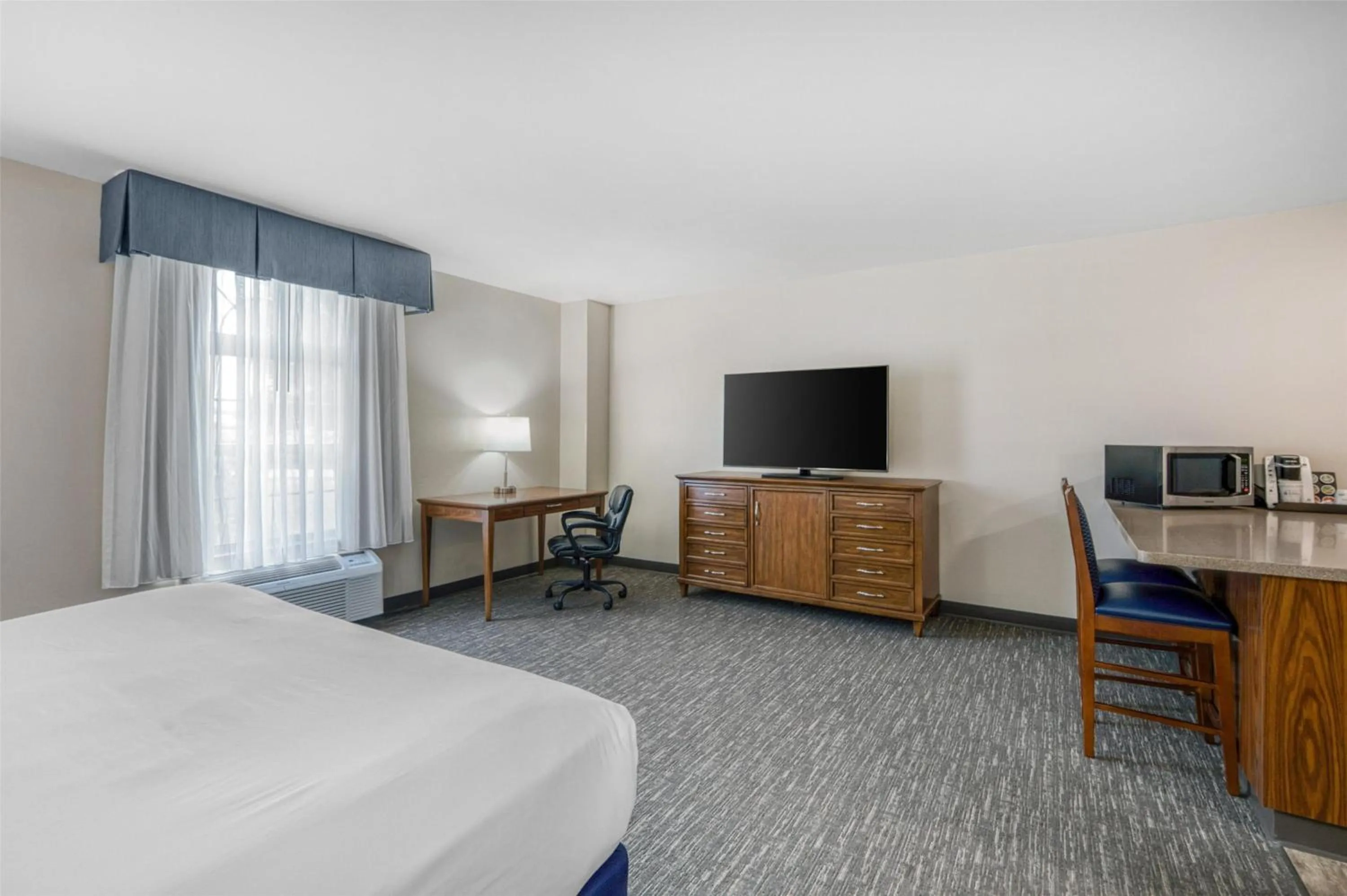 Bedroom, Bed in SureStay Plus Hotel by Best Western Elizabethtown Hershey