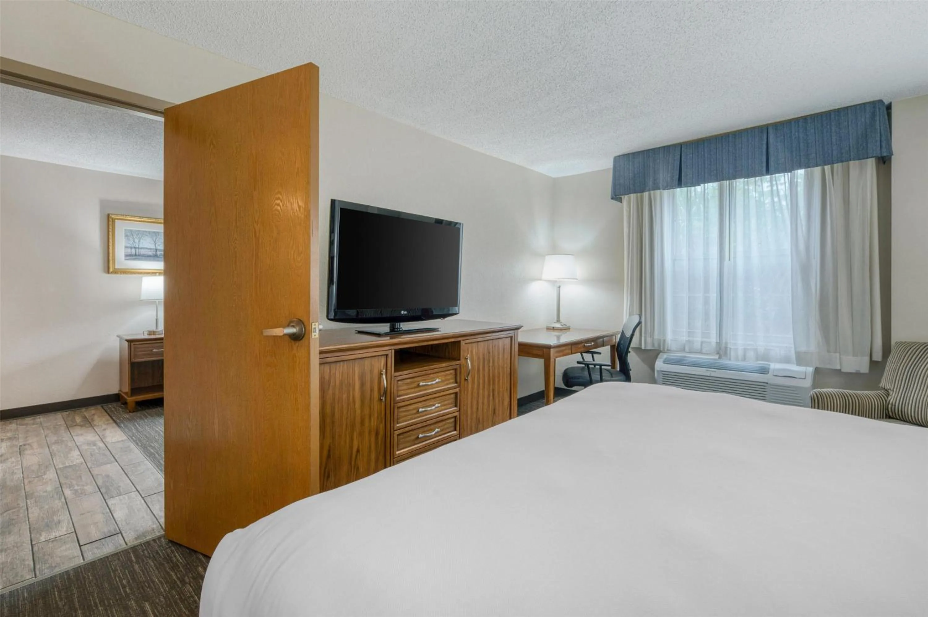 Bedroom, Bed in SureStay Plus Hotel by Best Western Elizabethtown Hershey