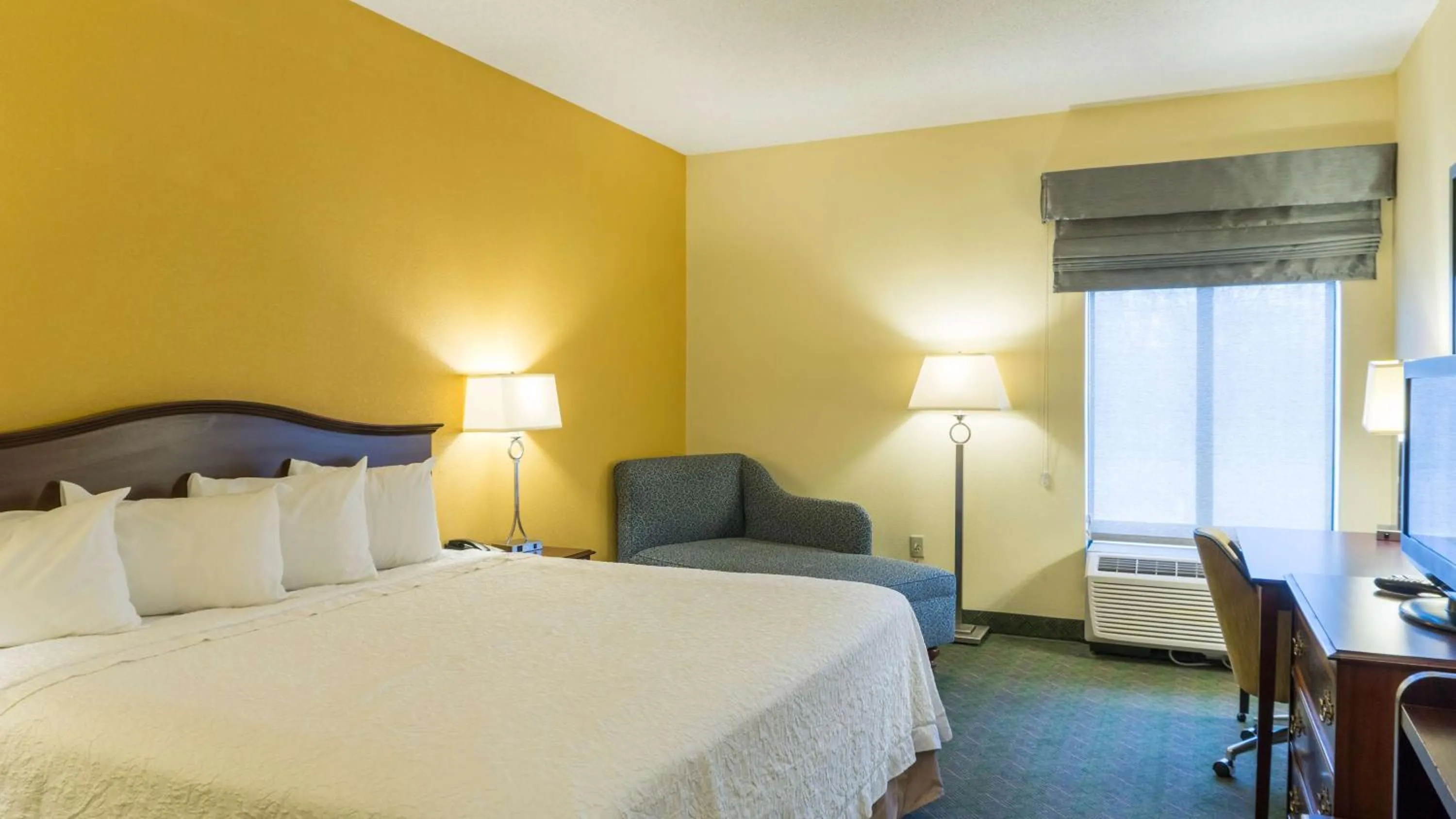 Bedroom, Bed in Hampton Inn New Philadelphia