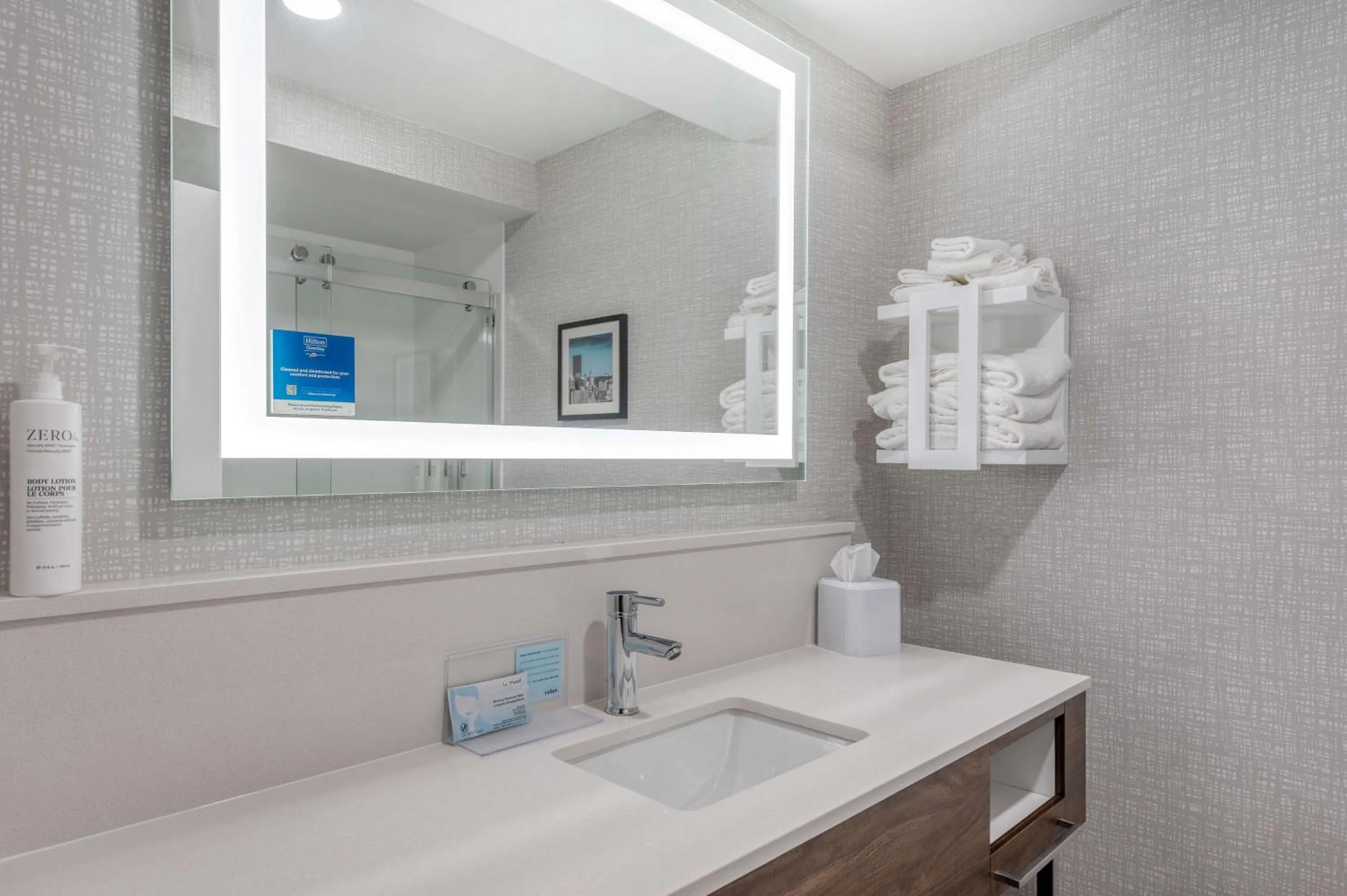 Bathroom in Hampton Inn New Philadelphia