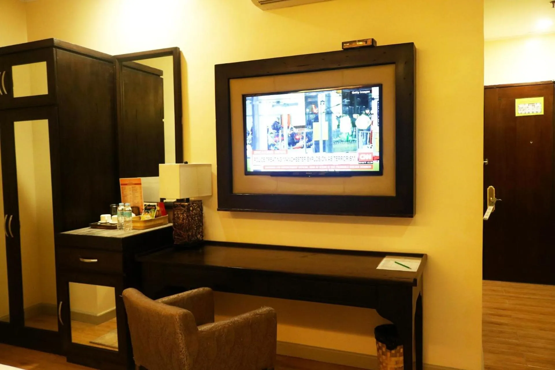 Living room, TV/Entertainment Center in Palm Grass Hotel