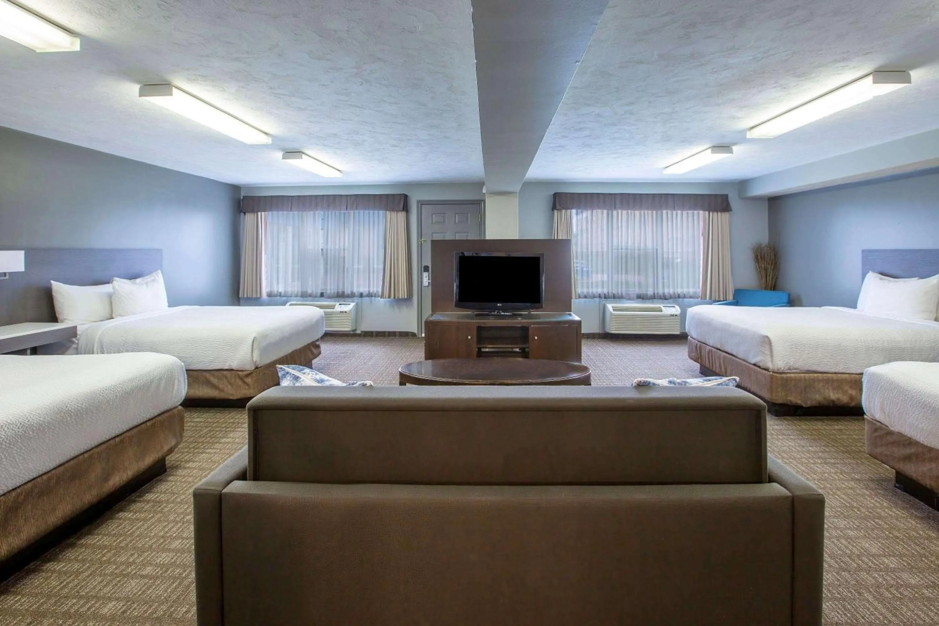 Photo of the whole room, Bed in Days Inn & Suites by Wyndham Moncton