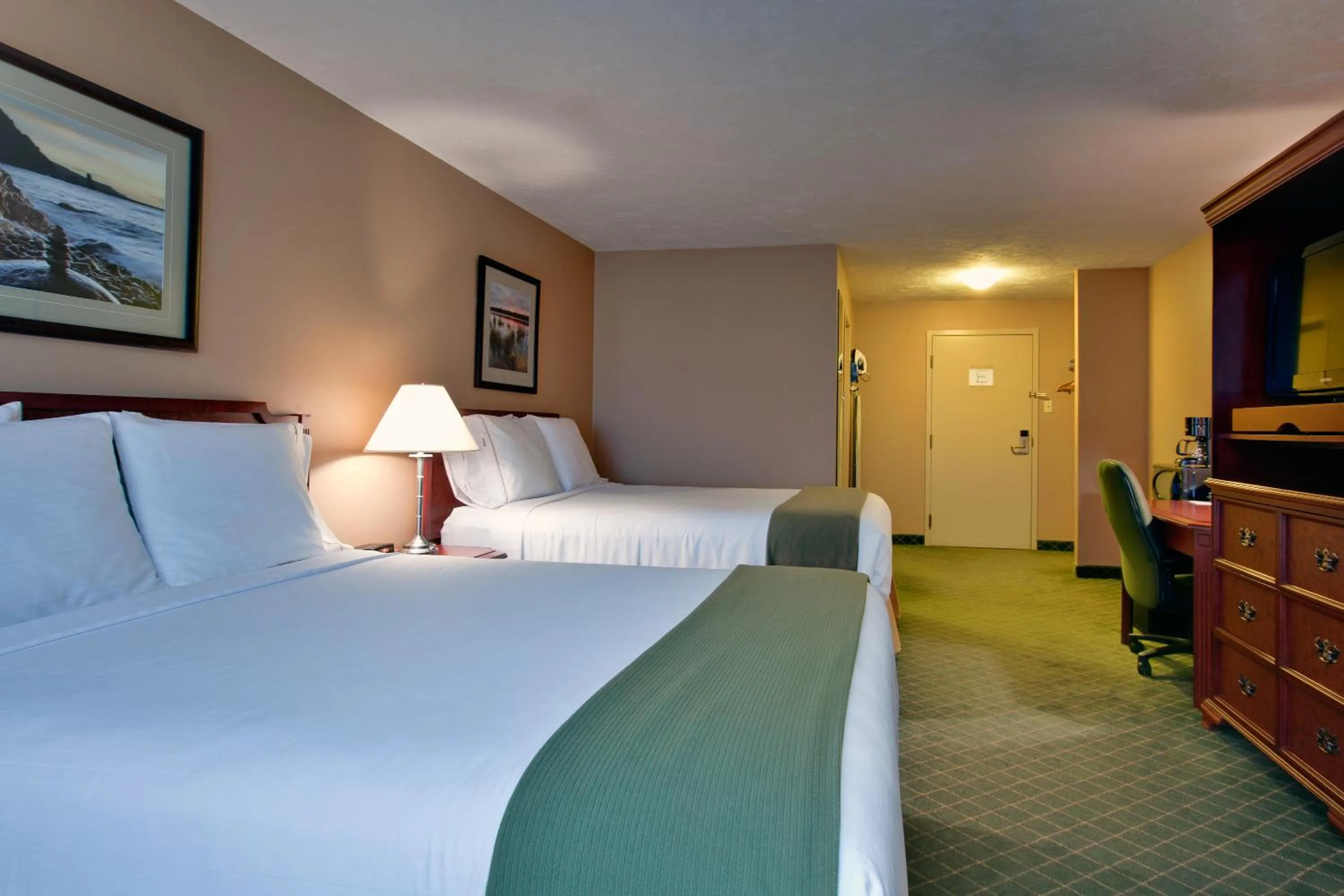 Photo of the whole room, Bed in Days Inn & Suites by Wyndham Moncton
