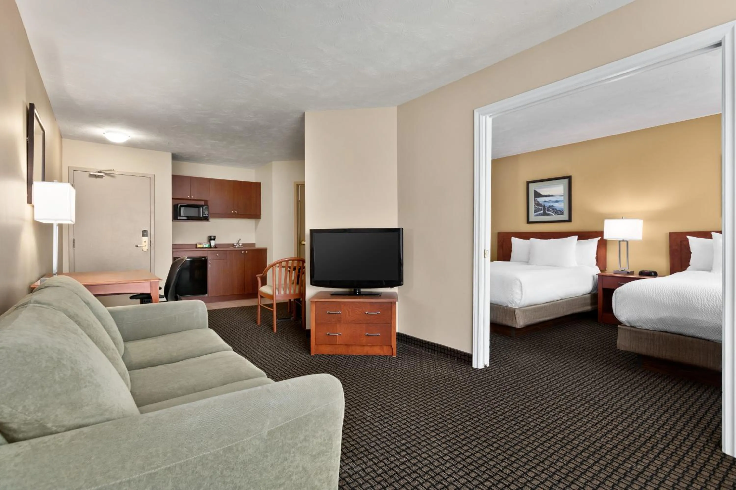 Kitchen or kitchenette, Bed in Days Inn & Suites by Wyndham Moncton