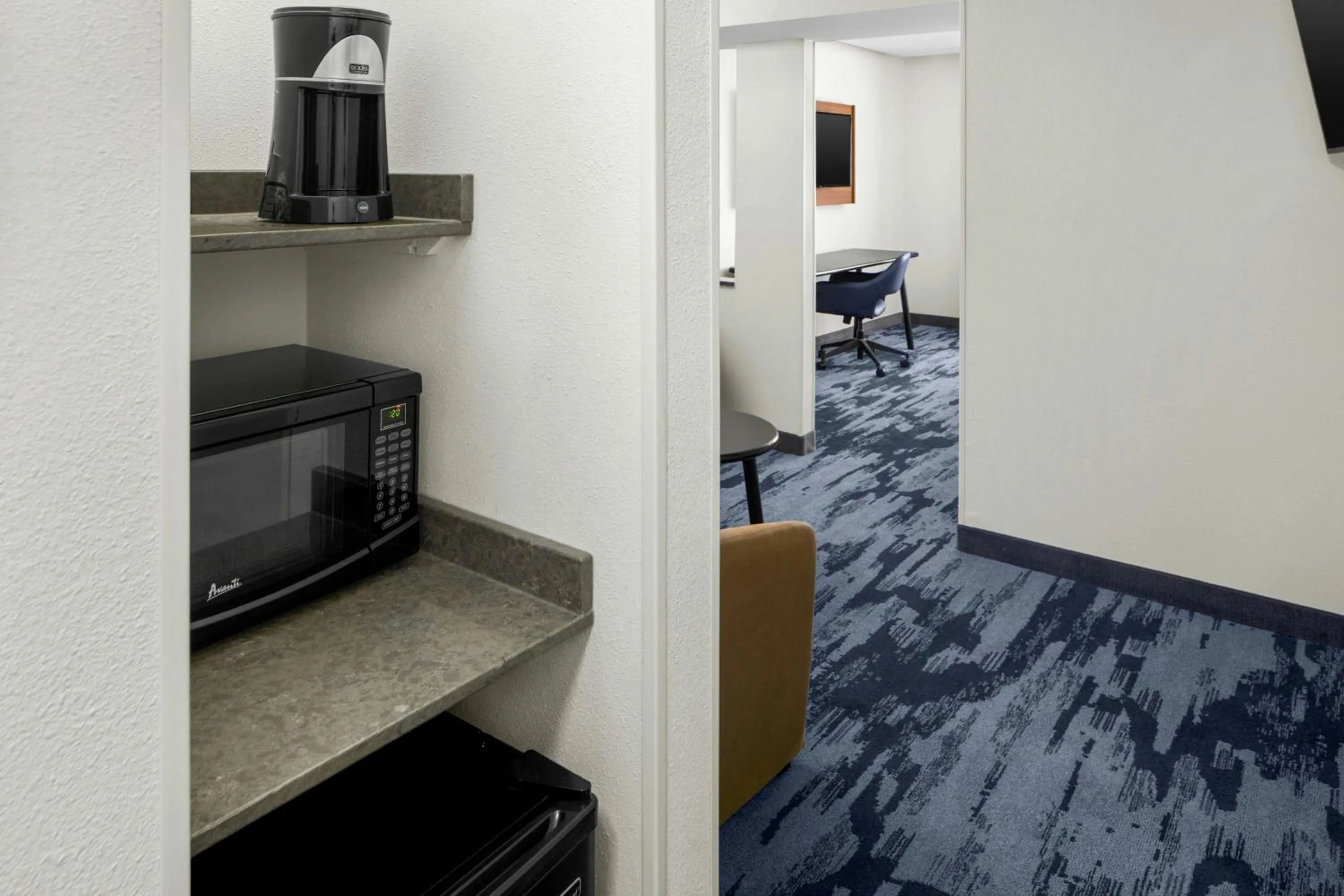 Kitchen or kitchenette in Fairfield Inn and Suites by Marriott South Boston