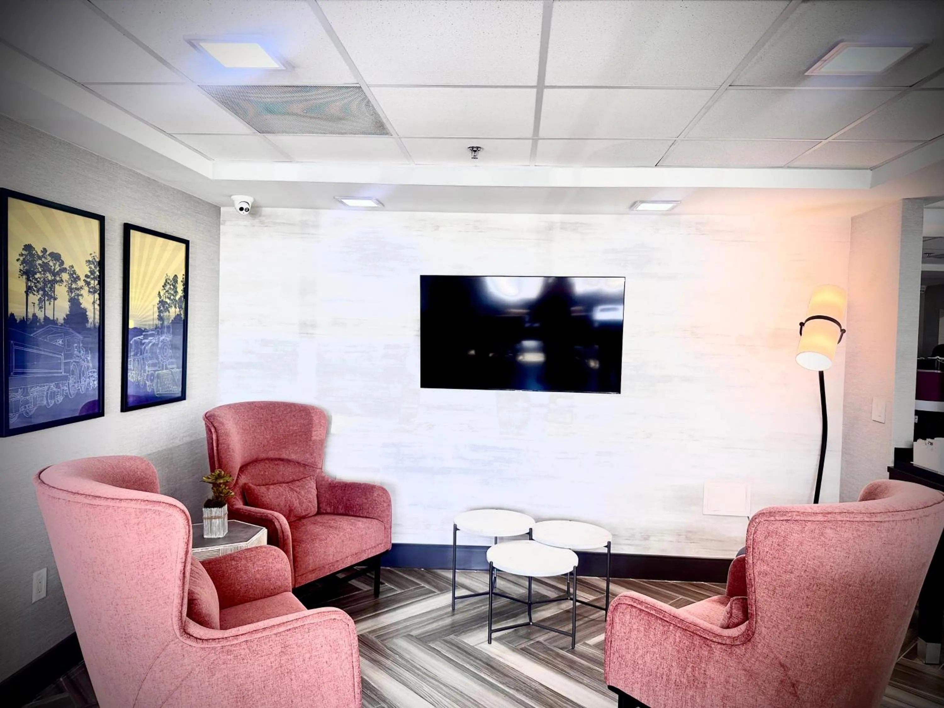 Communal lounge/ TV room in Hampton Inn Waycross