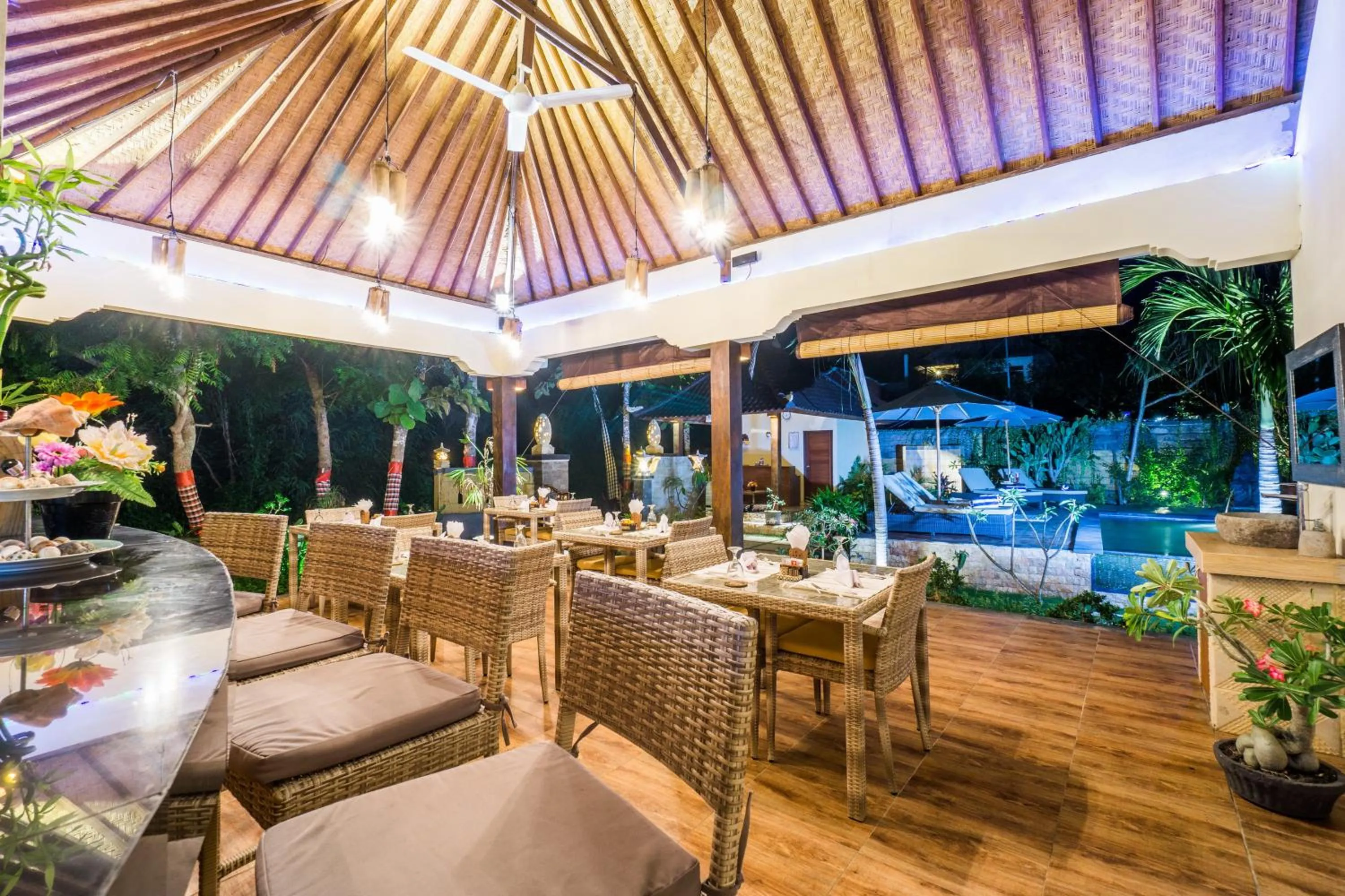 Restaurant/places to eat in Sunset Cave Villas Lembongan