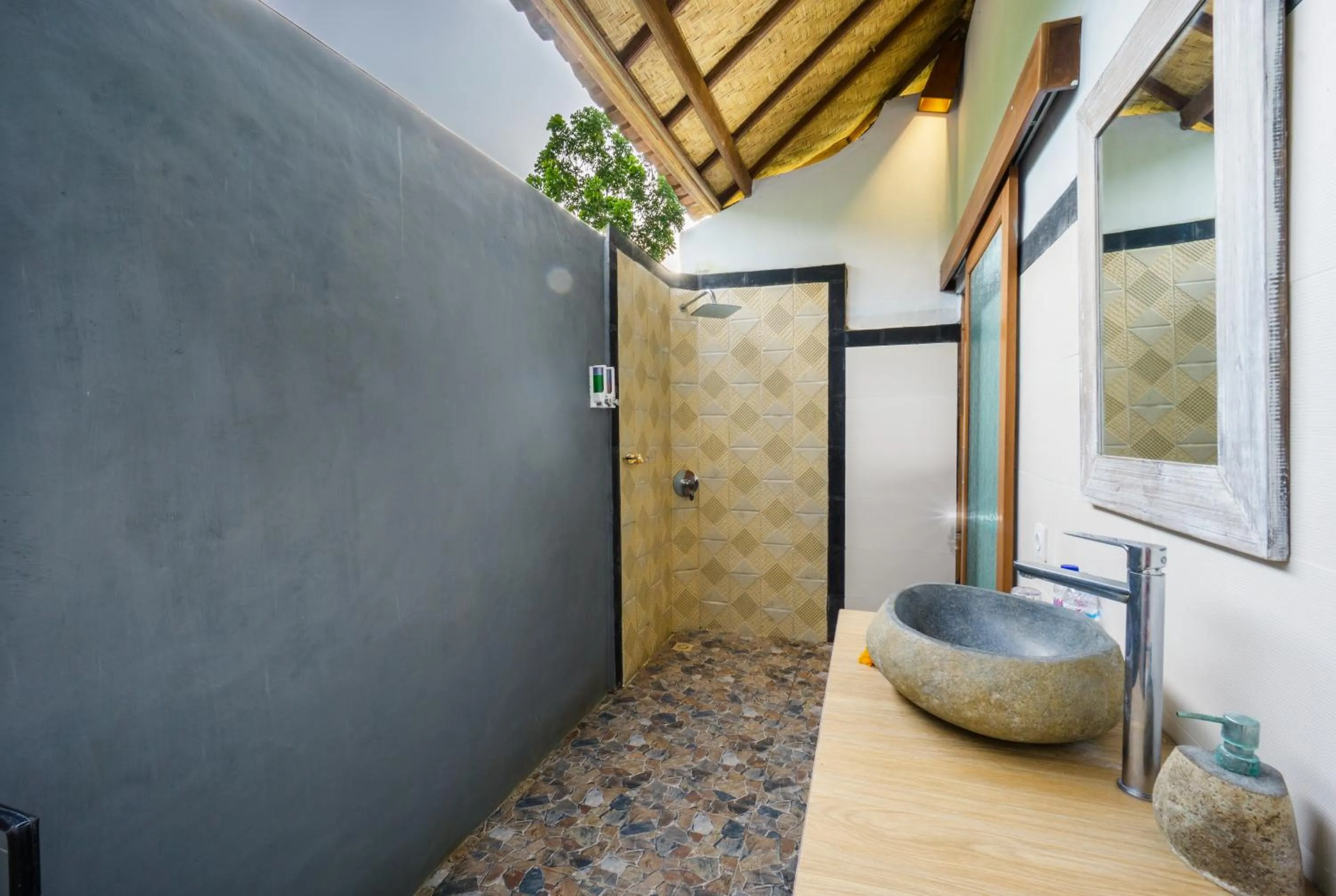 Shower in Sunset Cave Villas Lembongan