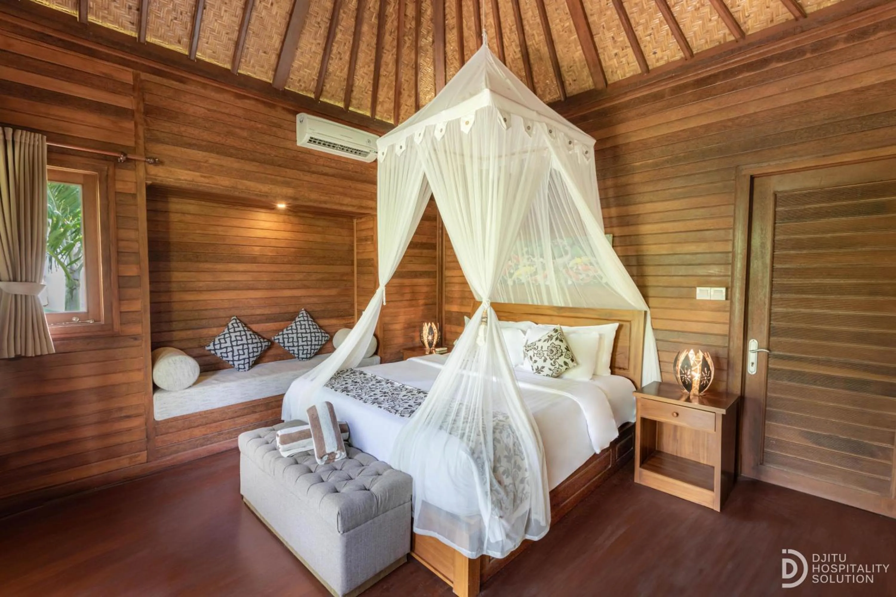 Bed in Sunset Cave Villas Lembongan