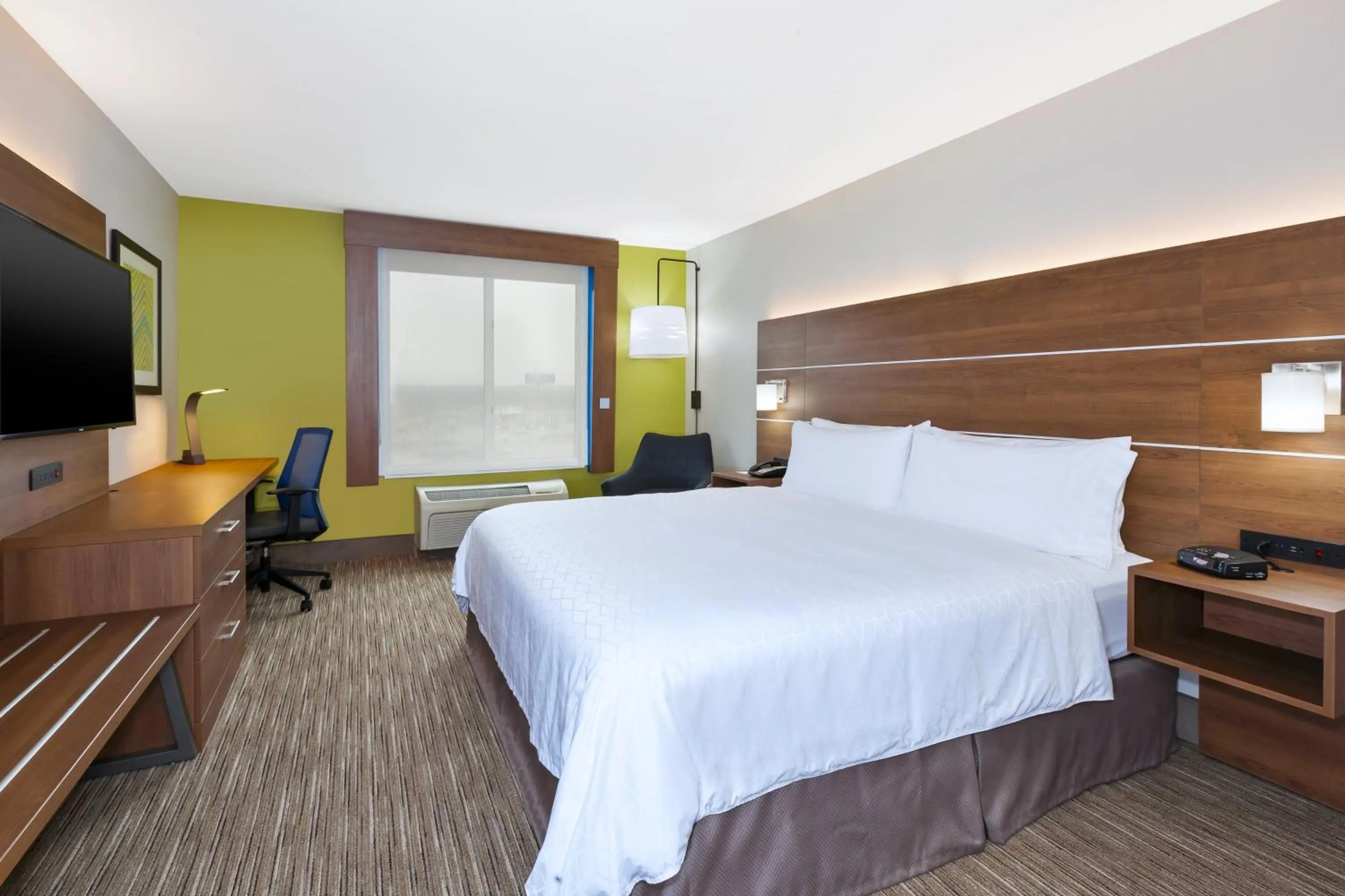 Photo of the whole room, Bed in Holiday Inn Express & Suites Dayton South Franklin by IHG