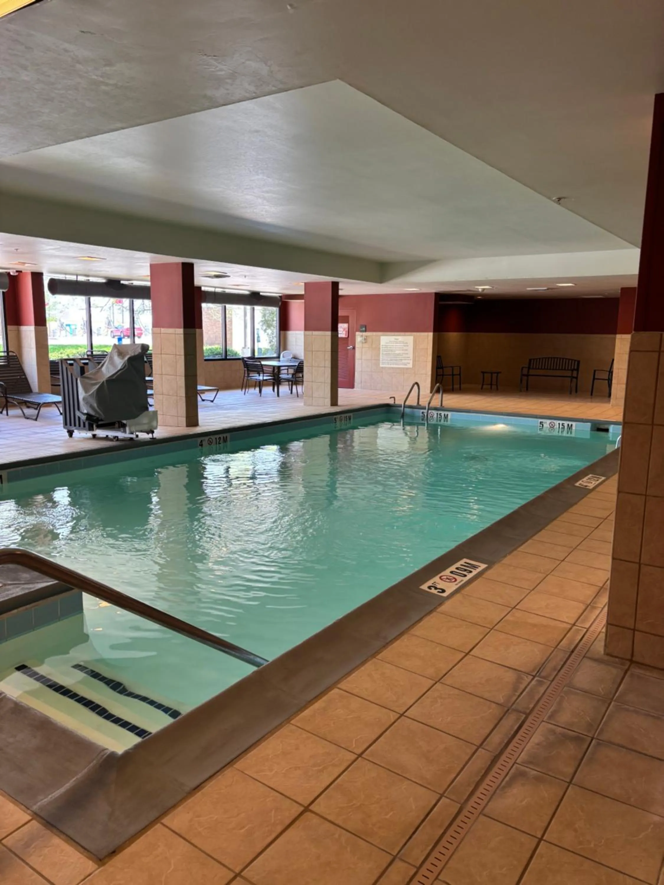 Swimming pool in Hampton Inn Lafayette