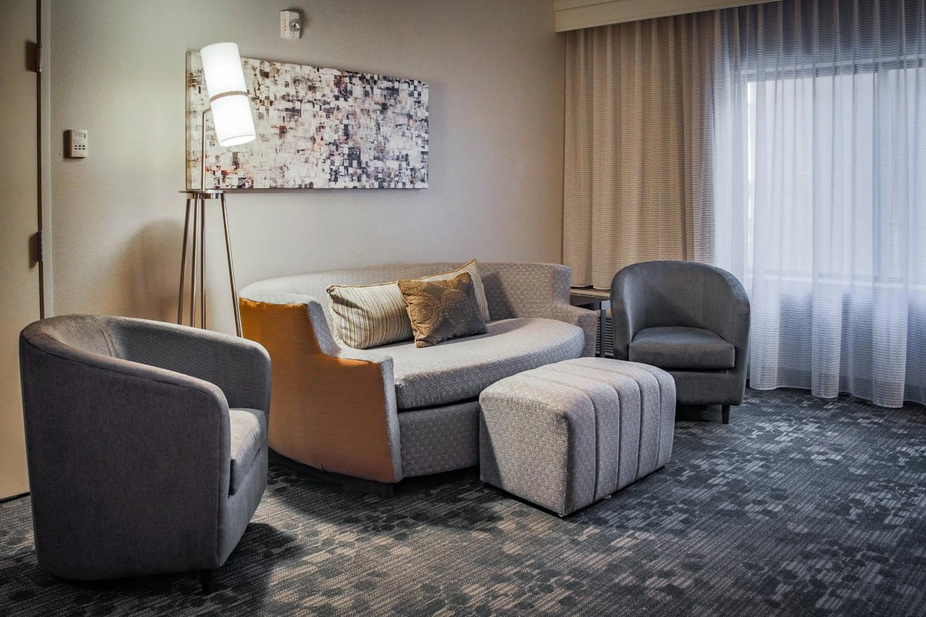 Photo of the whole room in Courtyard by Marriott Norman