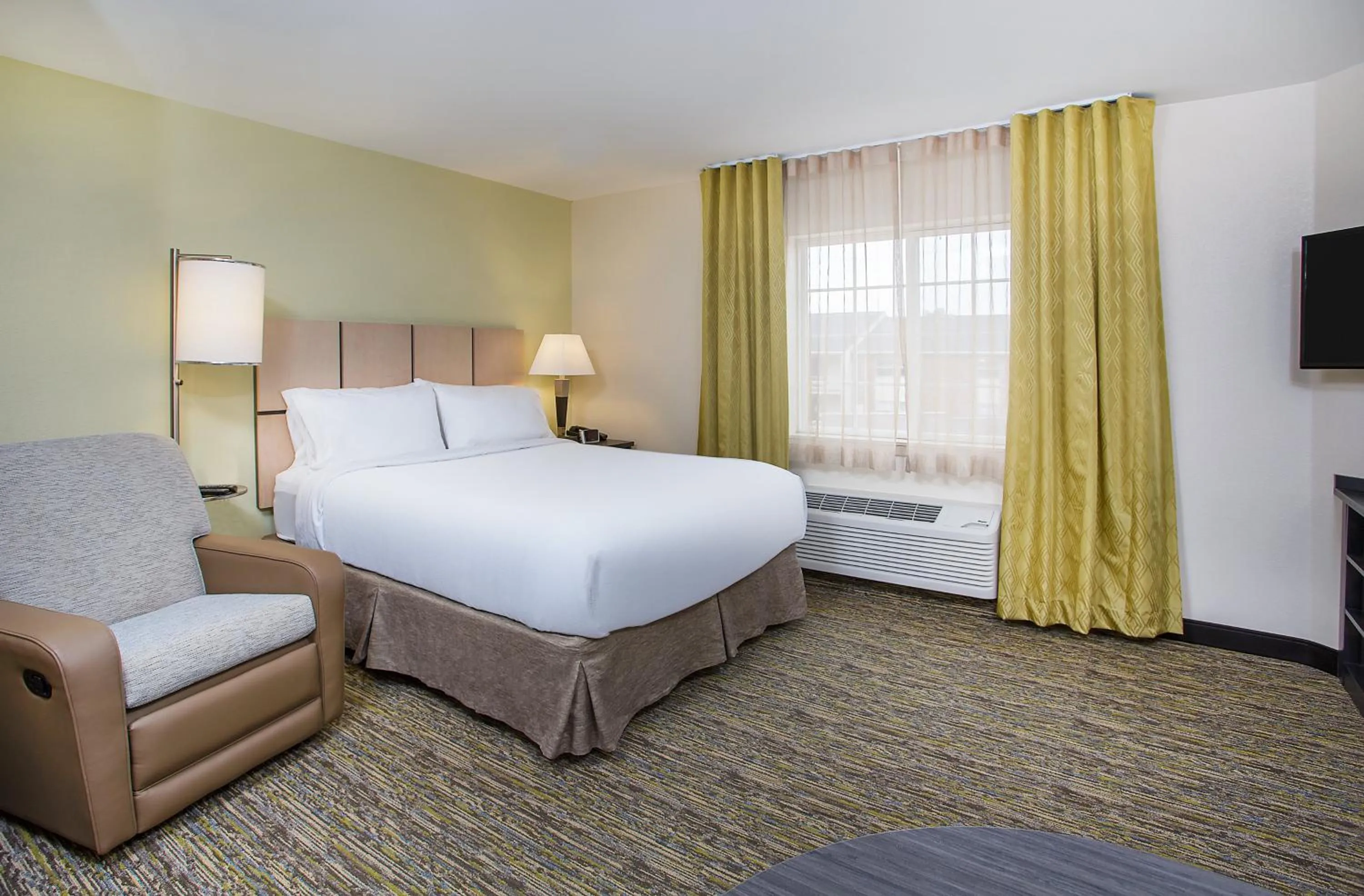 Photo of the whole room, Bed in Candlewood Suites Bowling Green by IHG