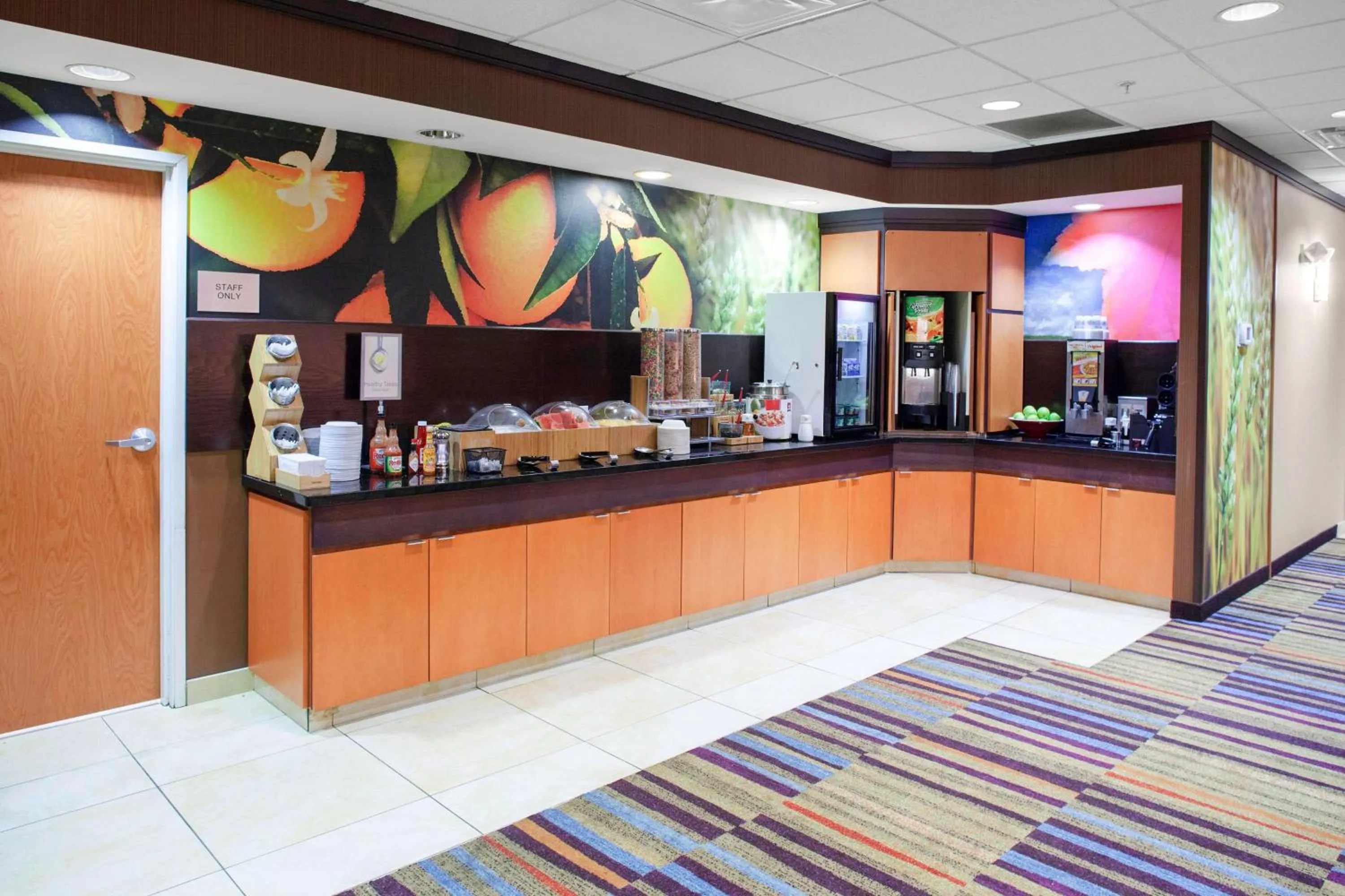 Breakfast in Fairfield Inn and Suites by Marriott Seymour