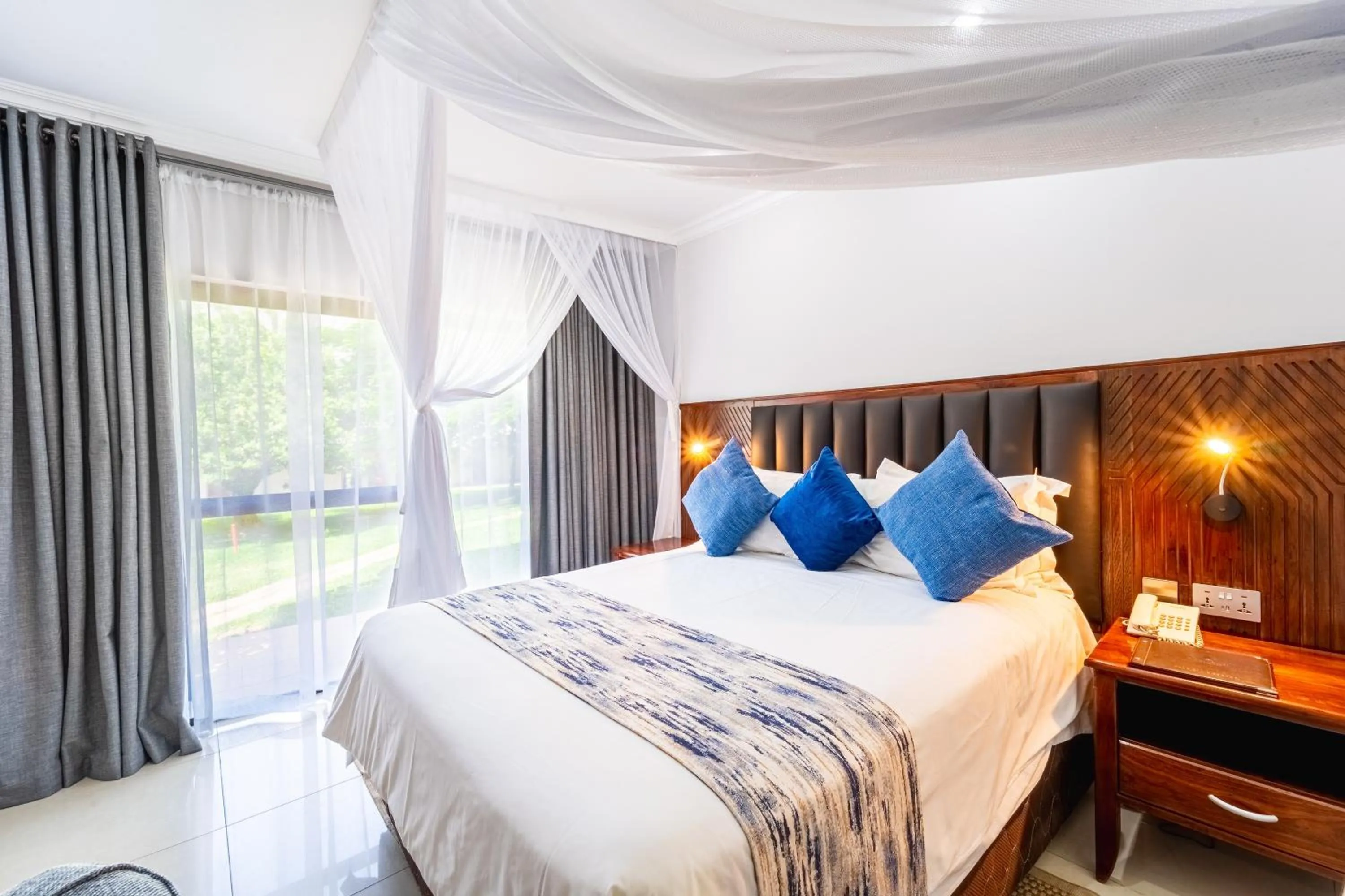 Bed in Azambezi River Lodge
