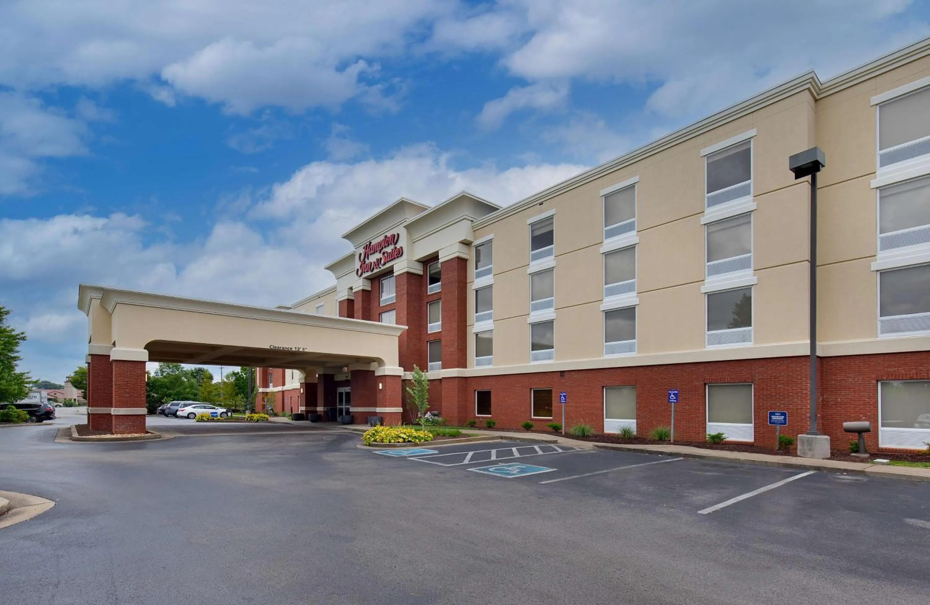 Property building in Hampton Inn & Suites Murfreesboro