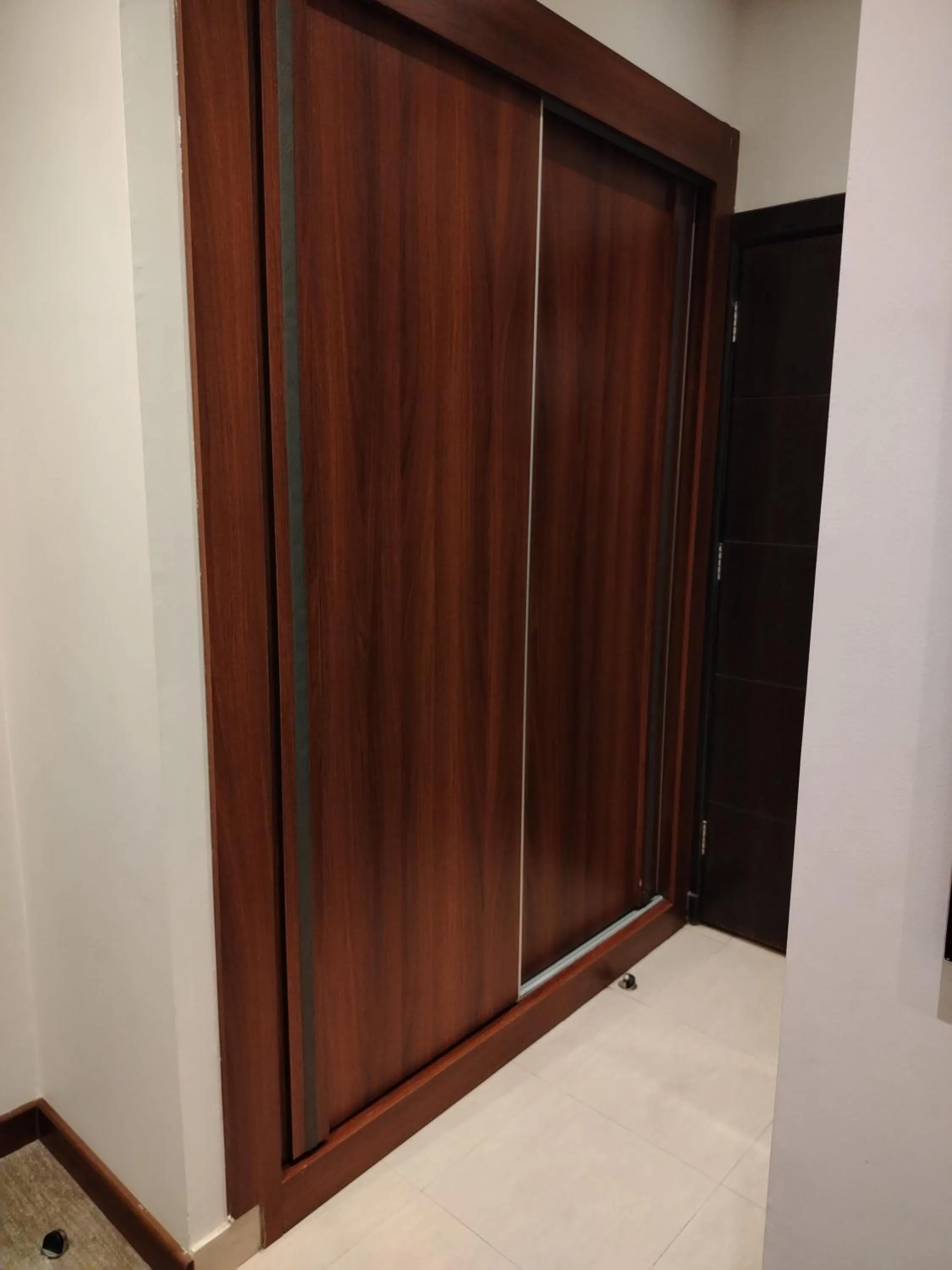wardrobe in Daif Inn Serviced Apartments - Qurtubah