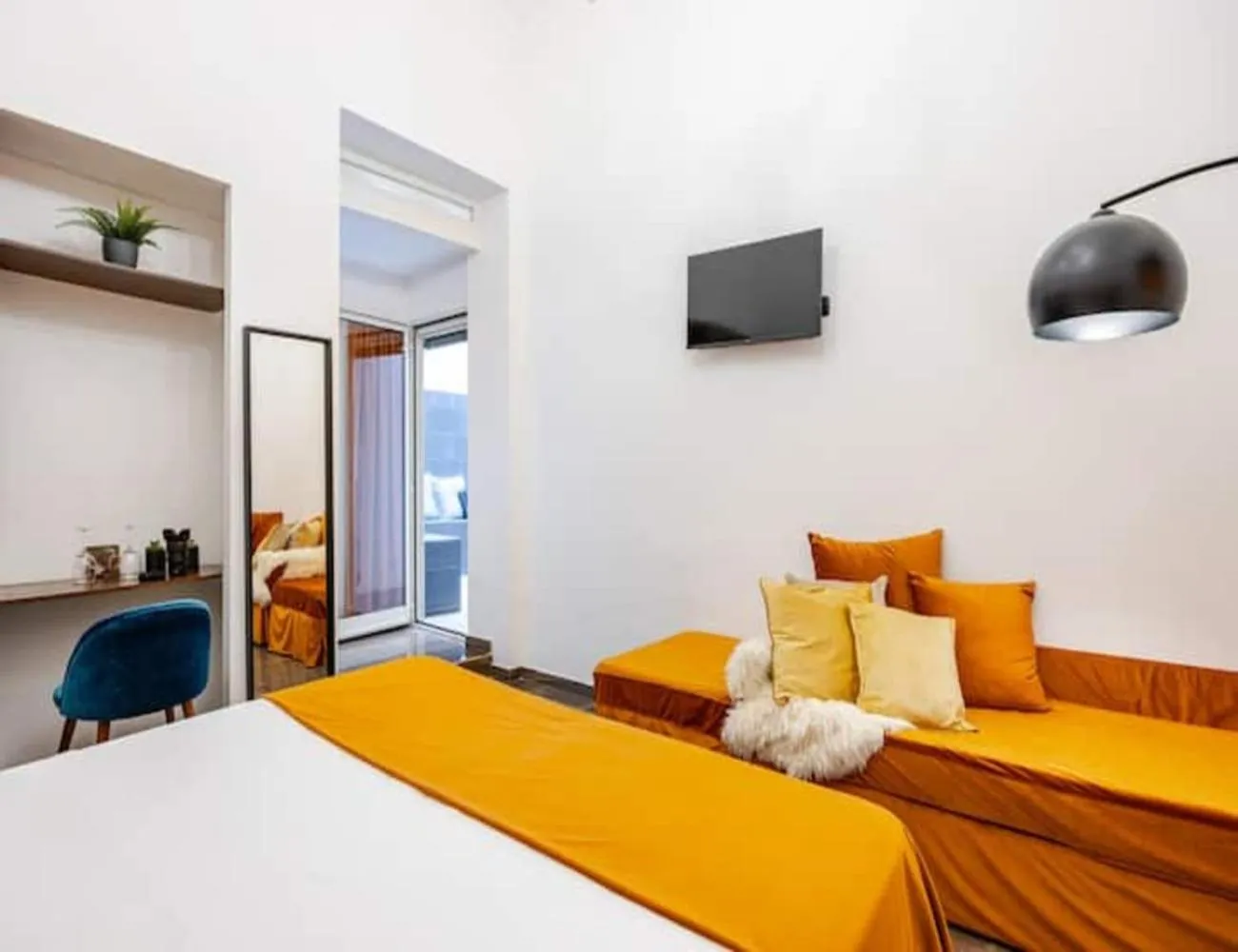 Photo of the whole room, Bed in I Colori di Napoli