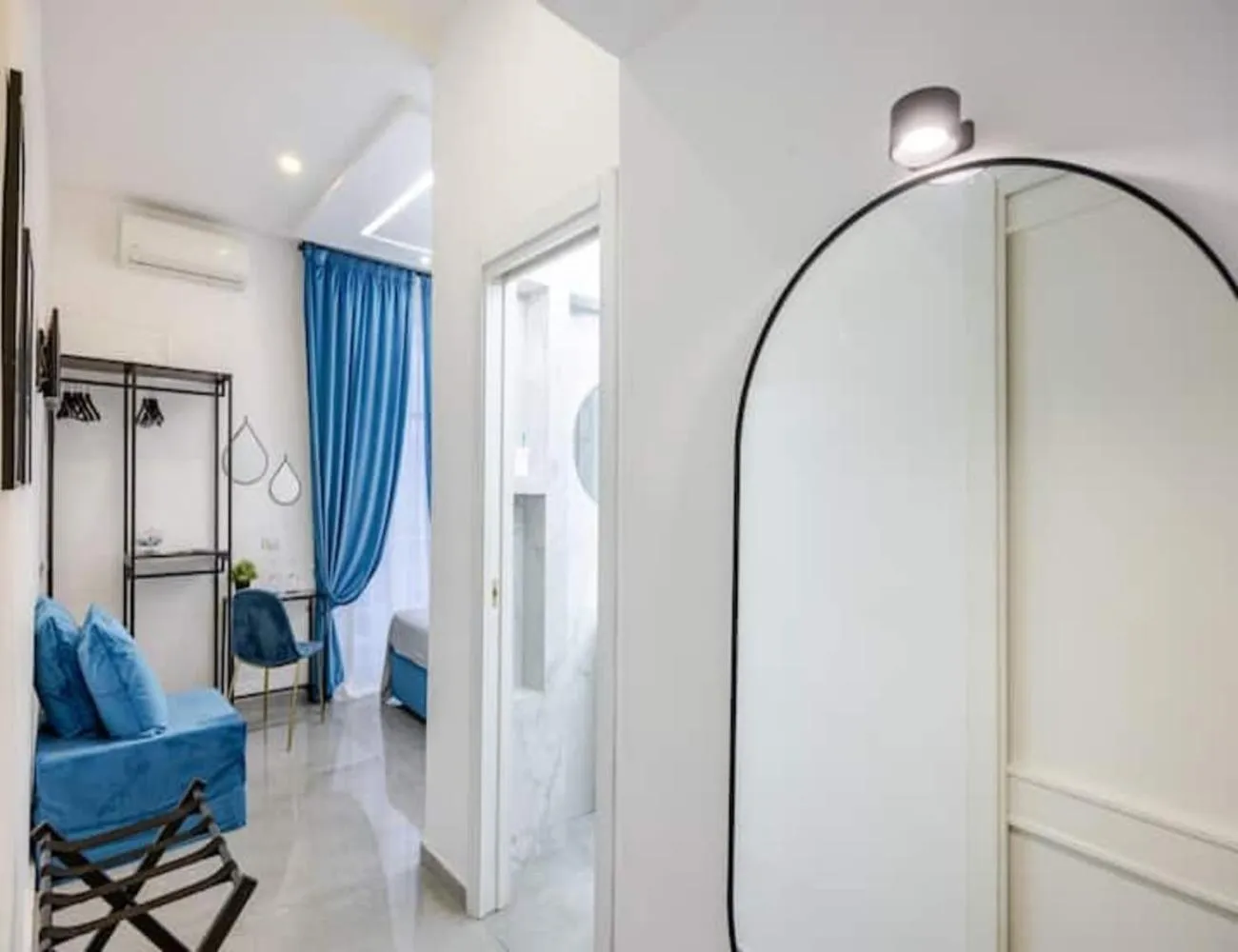 Photo of the whole room in I Colori di Napoli