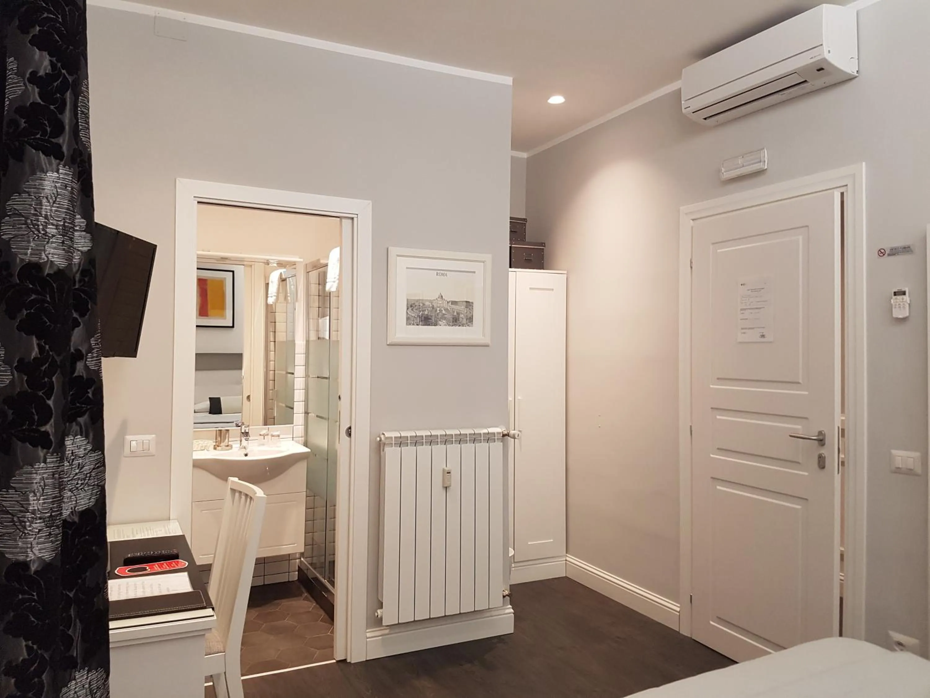 Photo of the whole room in Residenza Vatican Suite