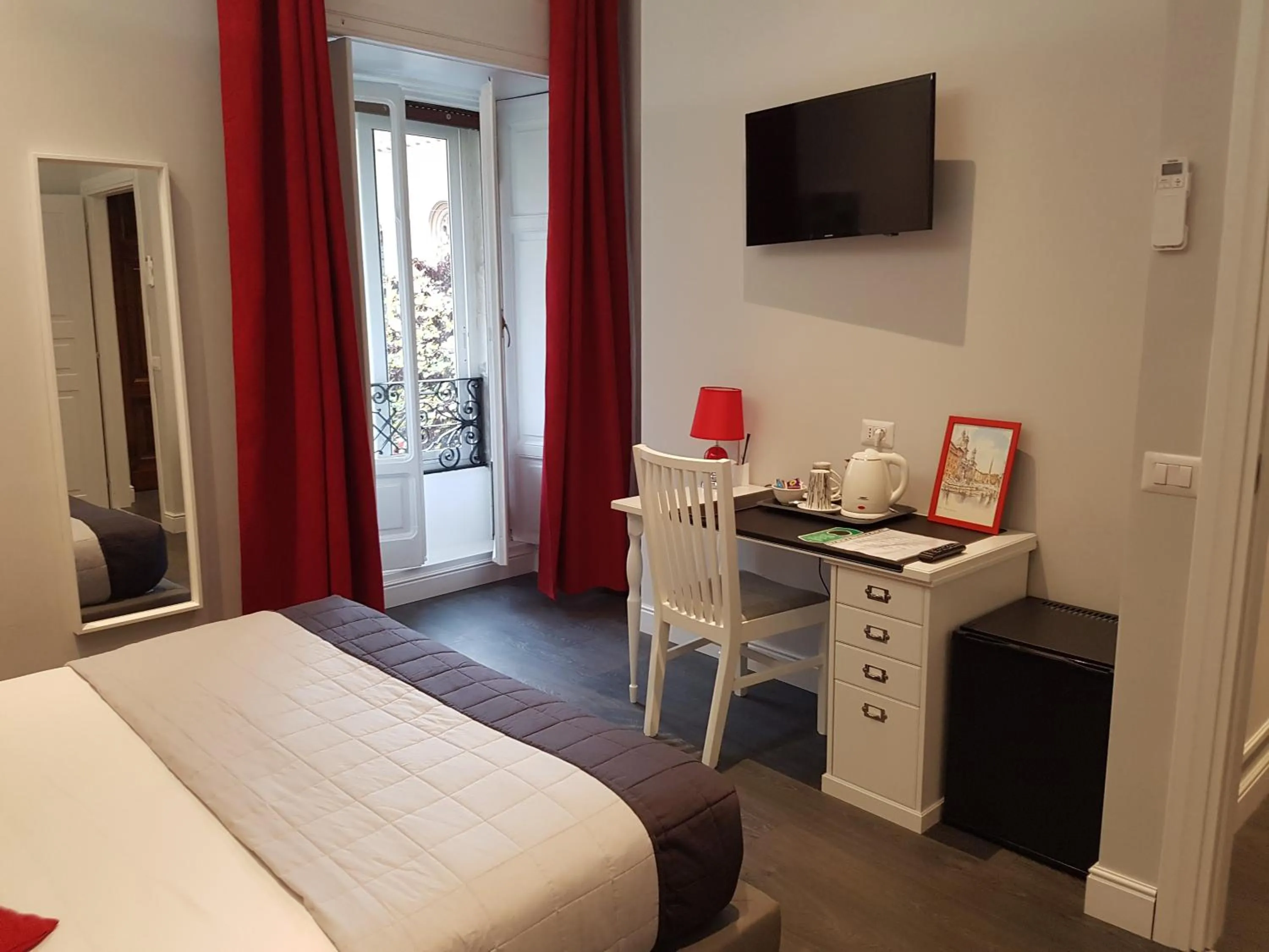 Photo of the whole room, Bed in Residenza Vatican Suite