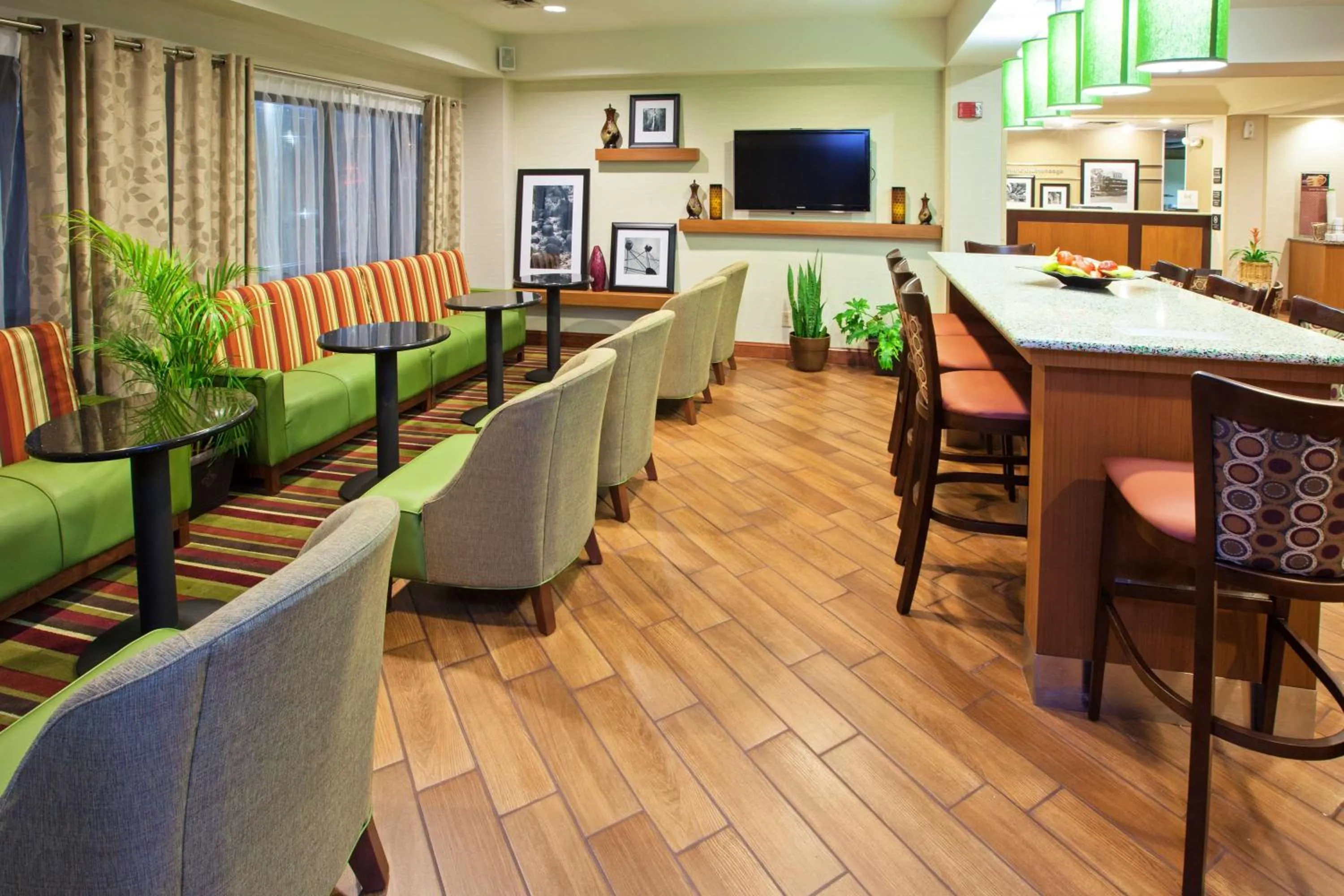 Dining area in Hampton Inn Chattanooga/Hixson