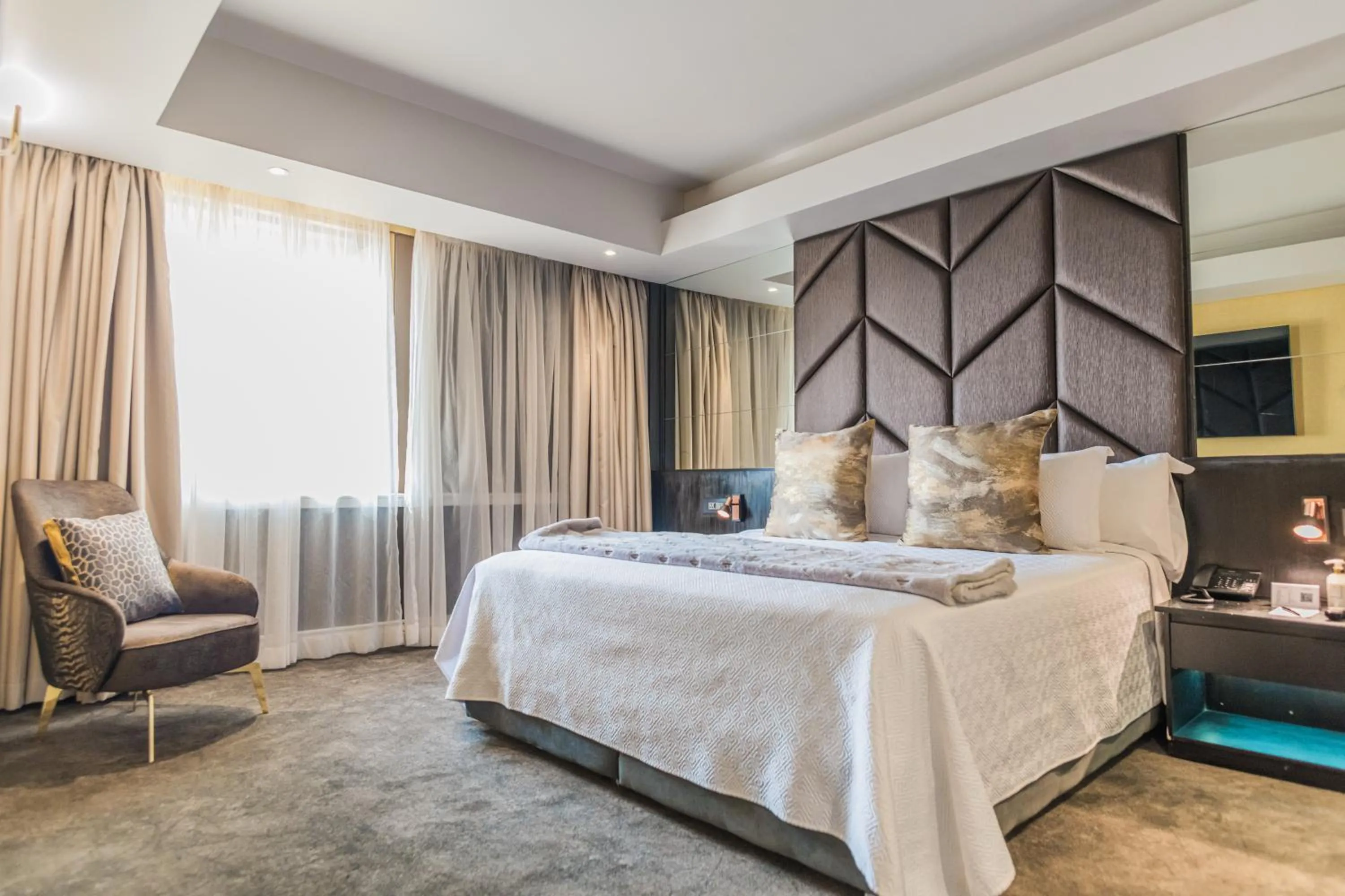 Property building, Bed in Rainbow Towers Hotel & Conference Centre