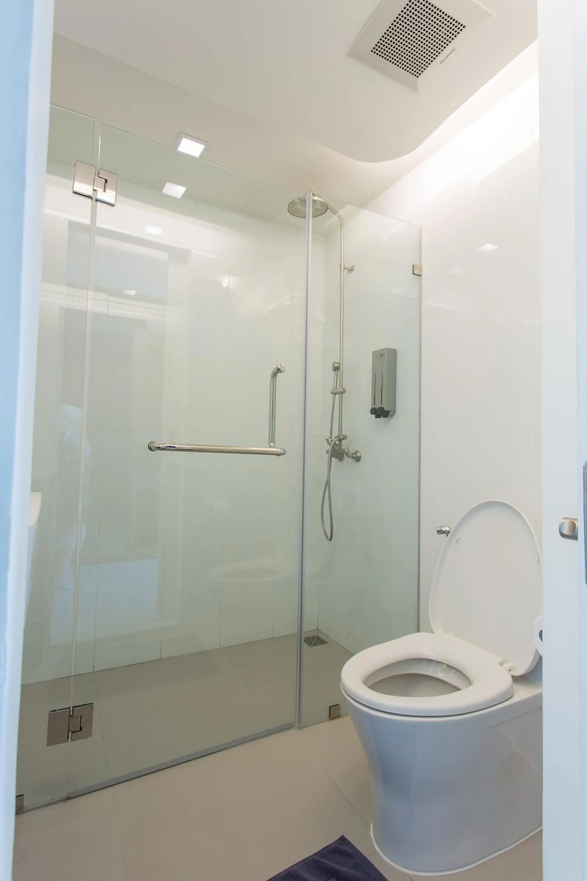 Bathroom in BearPacker Patong Hostel