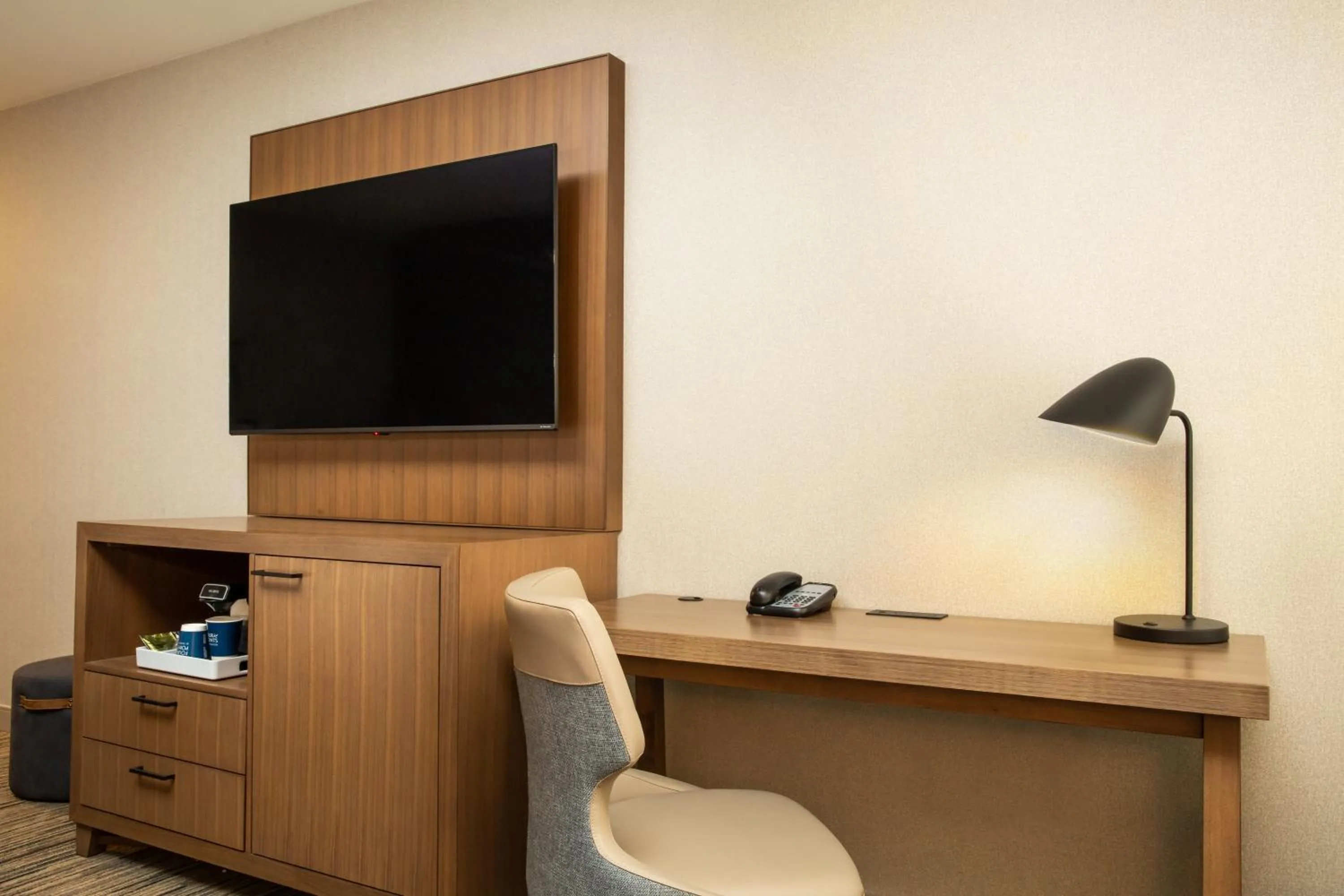 TV and multimedia in Four Points by Sheraton Downtown Seattle Center