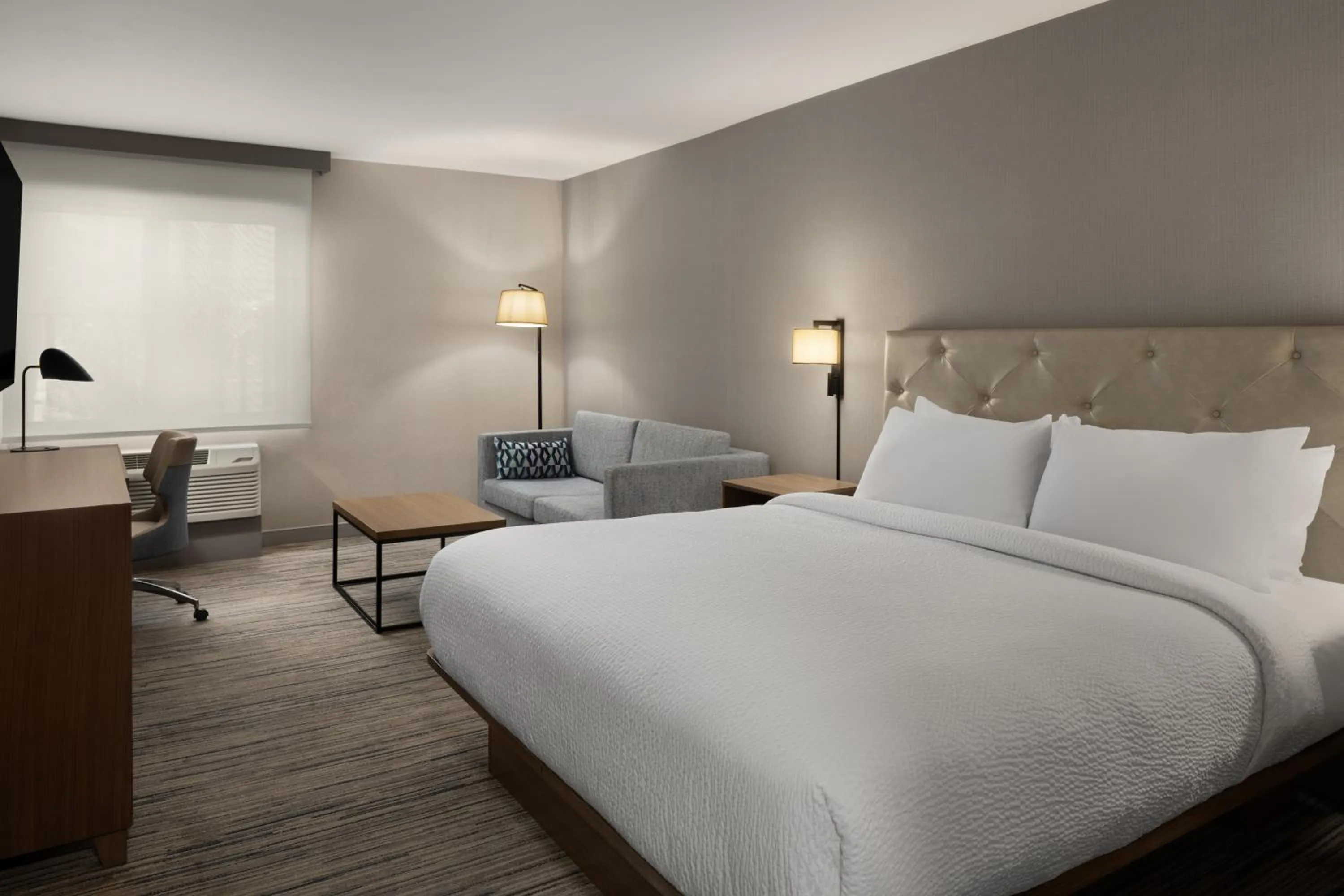 Bed in Four Points by Sheraton Downtown Seattle Center