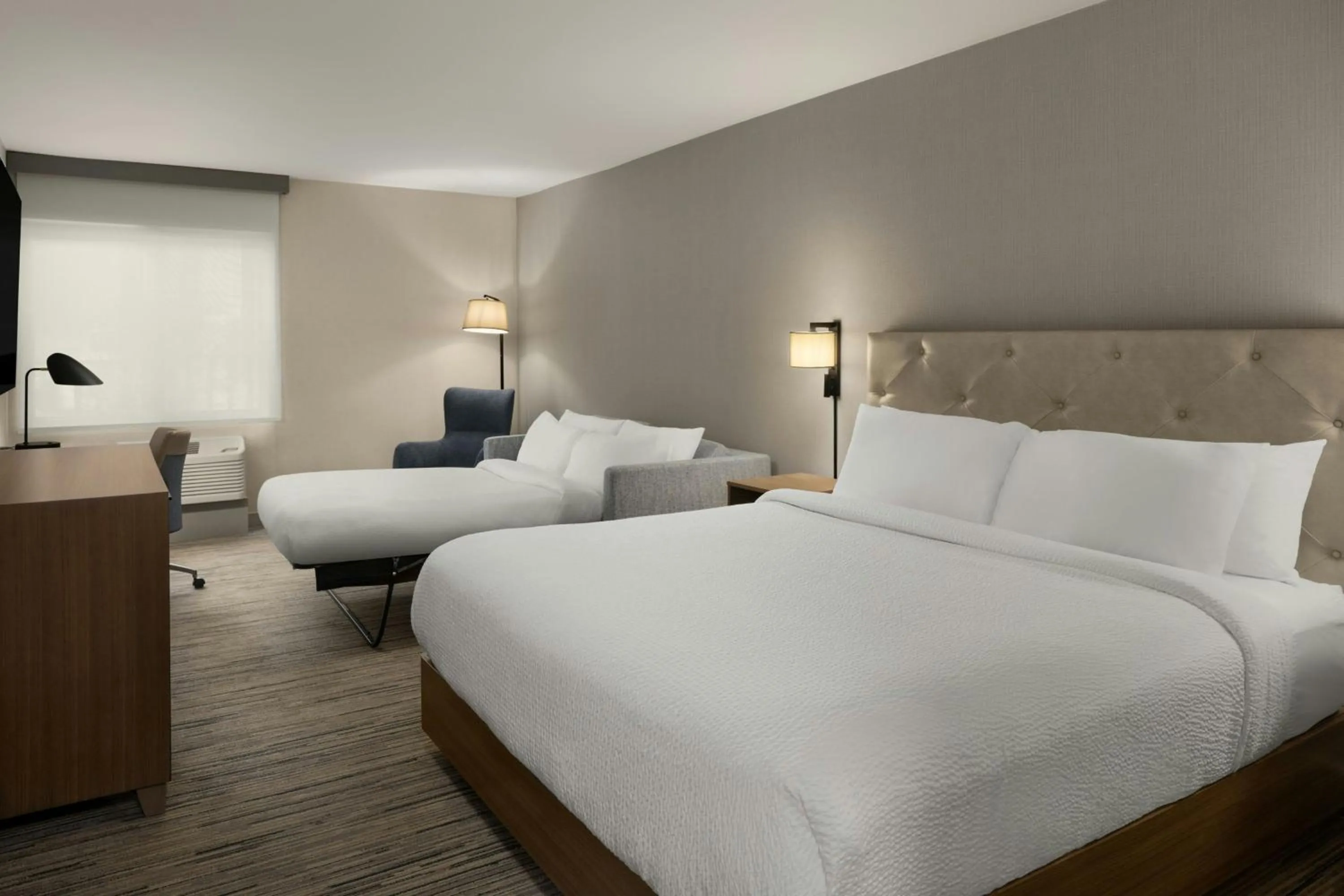 Photo of the whole room, Bed in Four Points by Sheraton Downtown Seattle Center