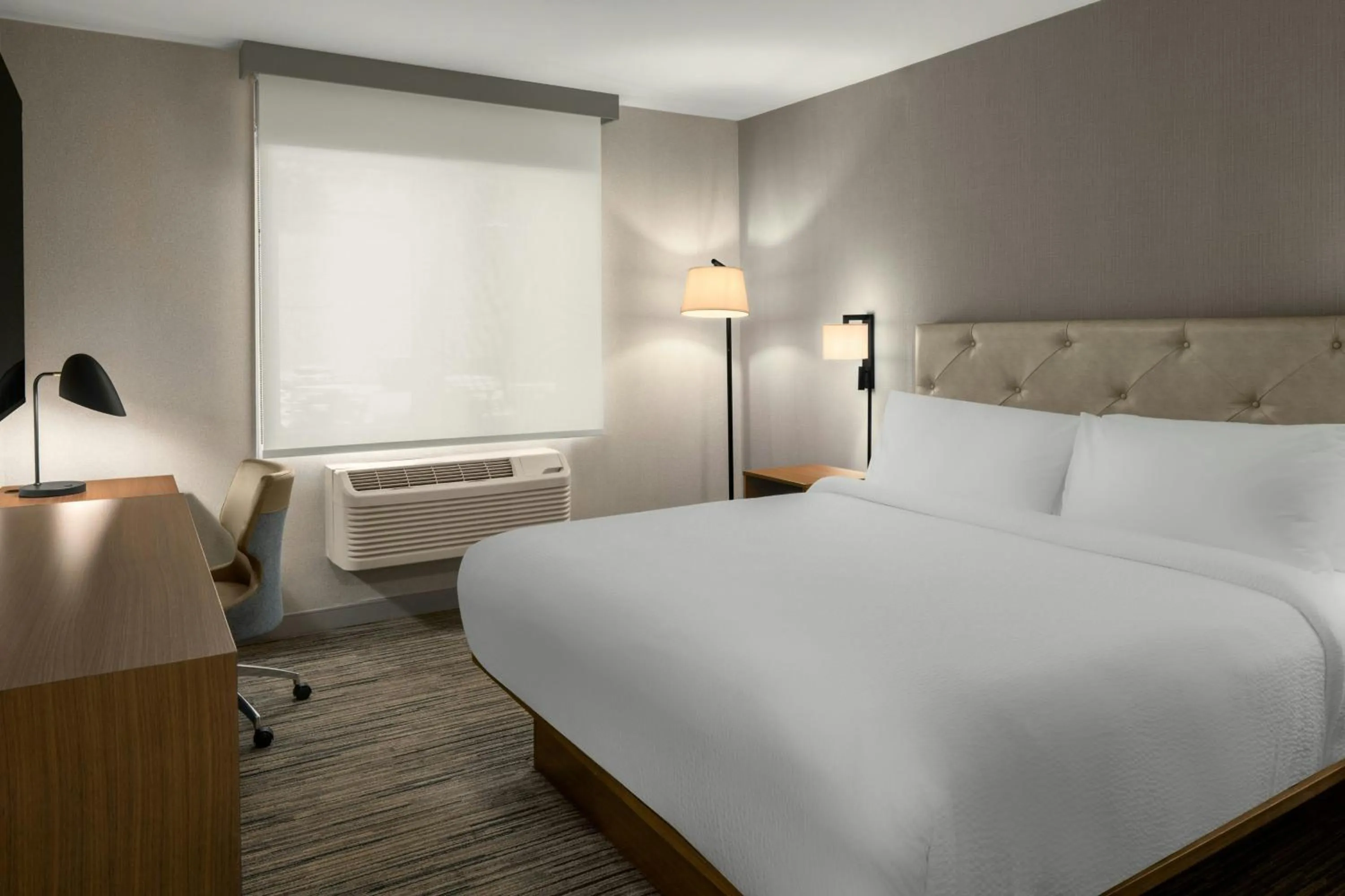 Photo of the whole room, Bed in Four Points by Sheraton Downtown Seattle Center