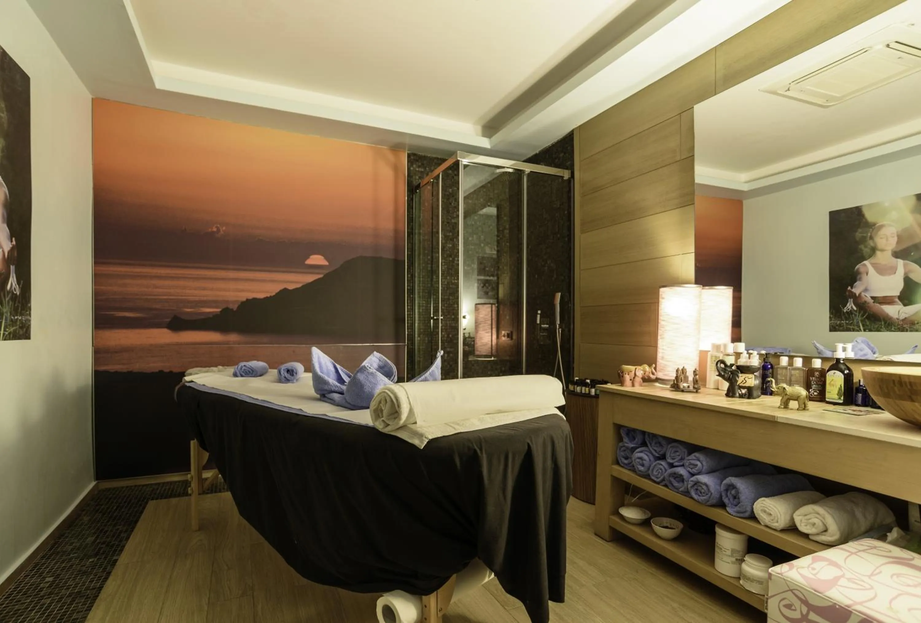Massage, Bed in La Mer Deluxe Hotel & Spa
