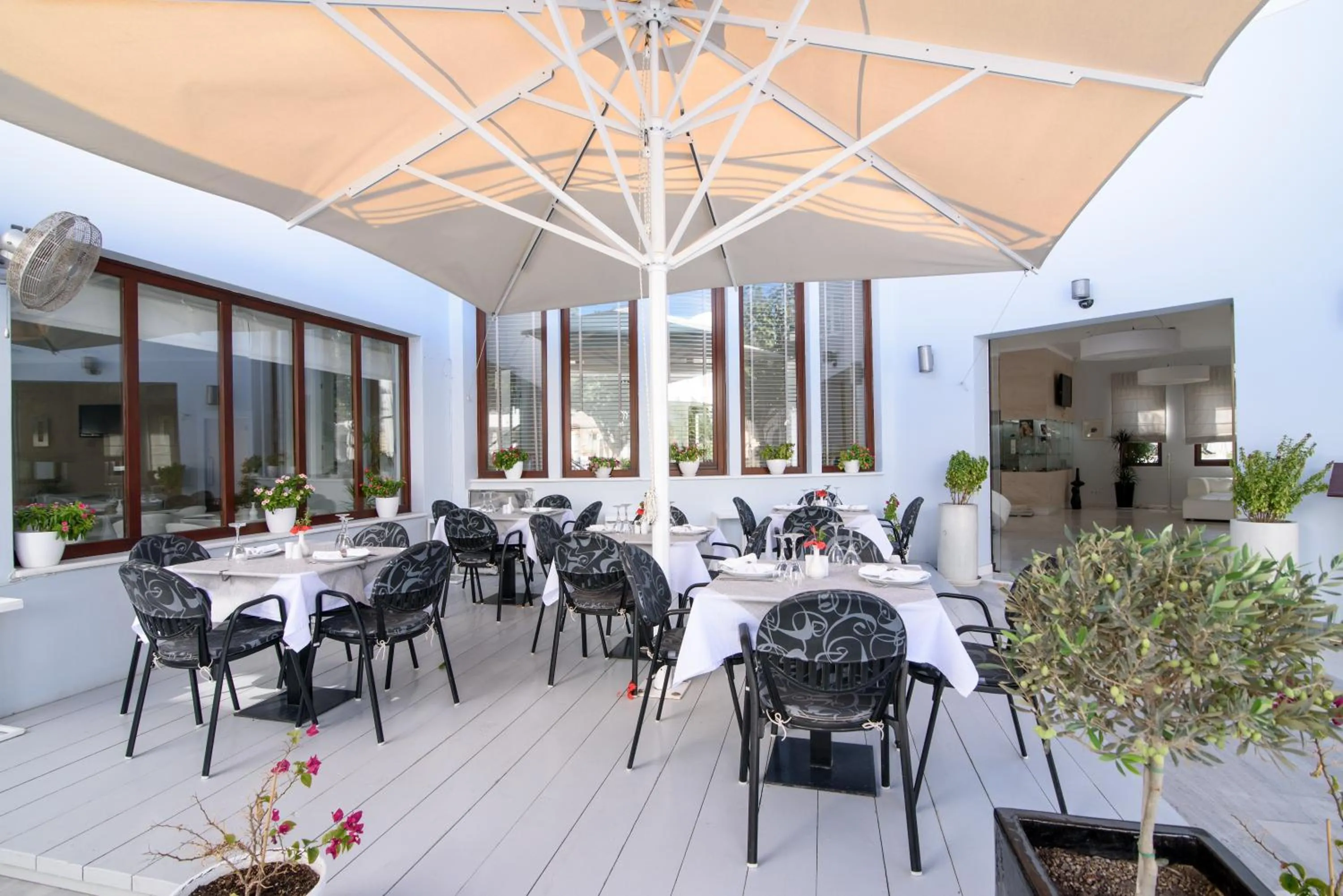 Restaurant/places to eat in La Mer Deluxe Hotel & Spa