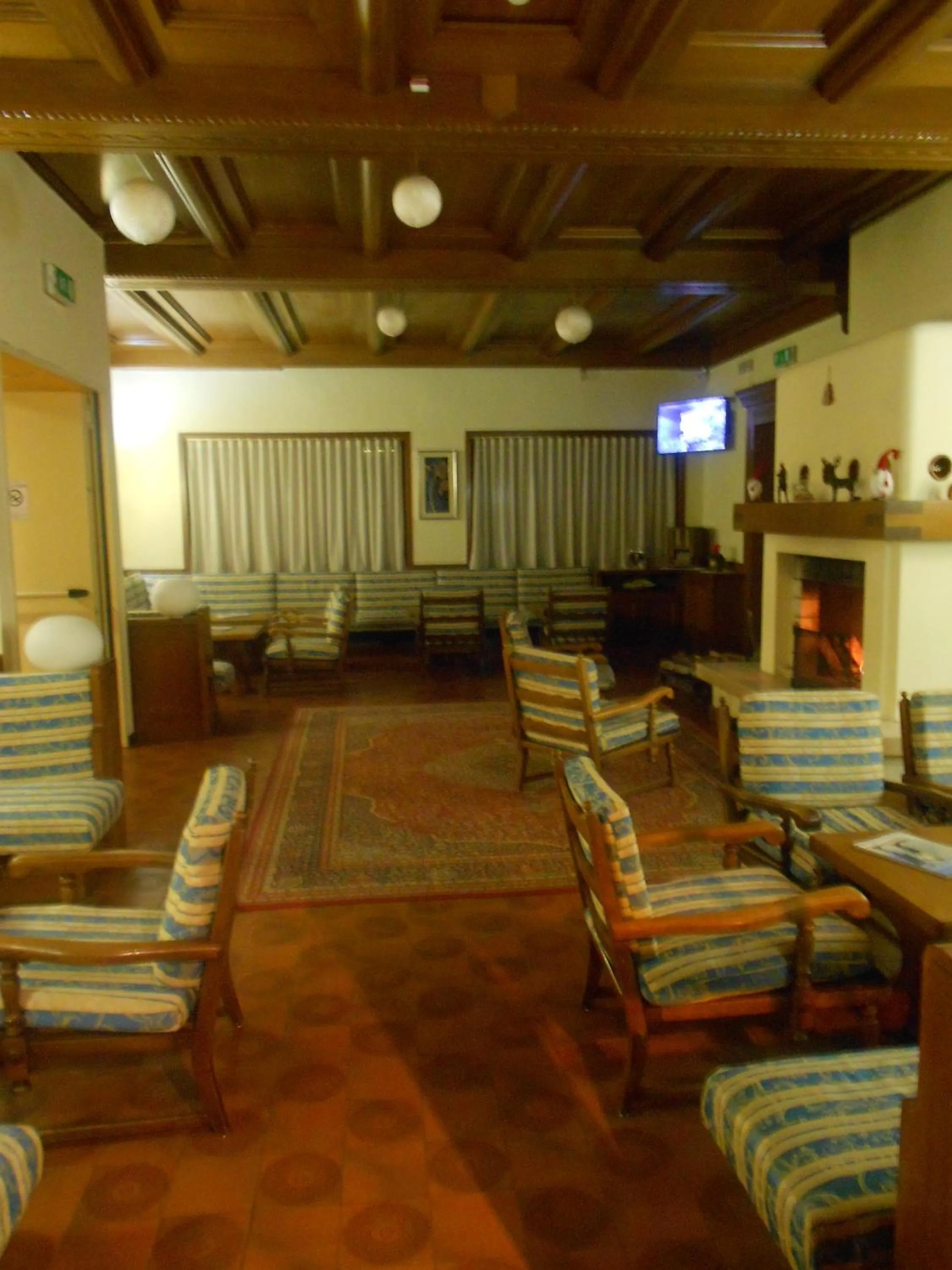 Communal lounge/ TV room in Park Hotel Miramonti