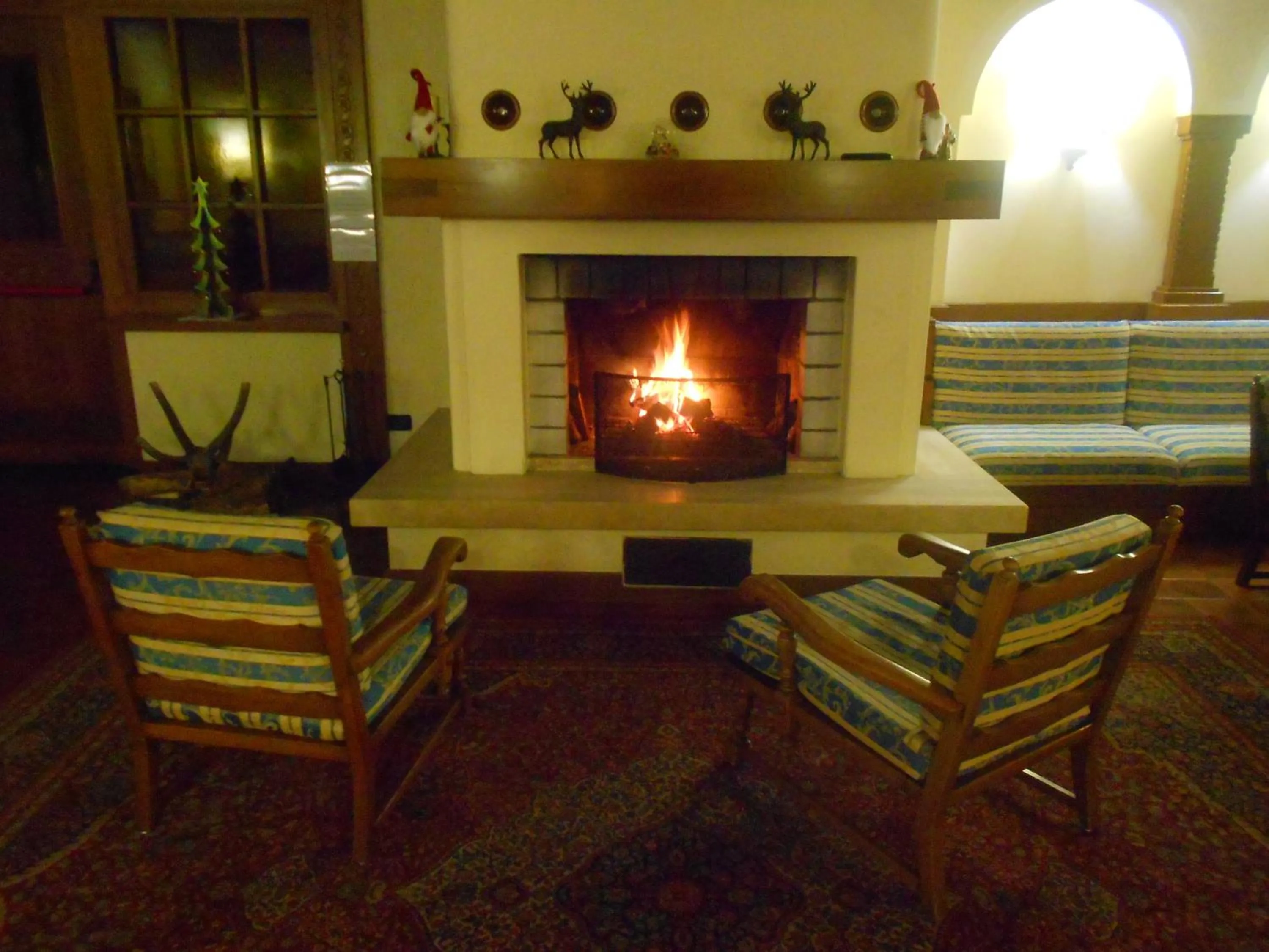 Communal lounge/ TV room in Park Hotel Miramonti