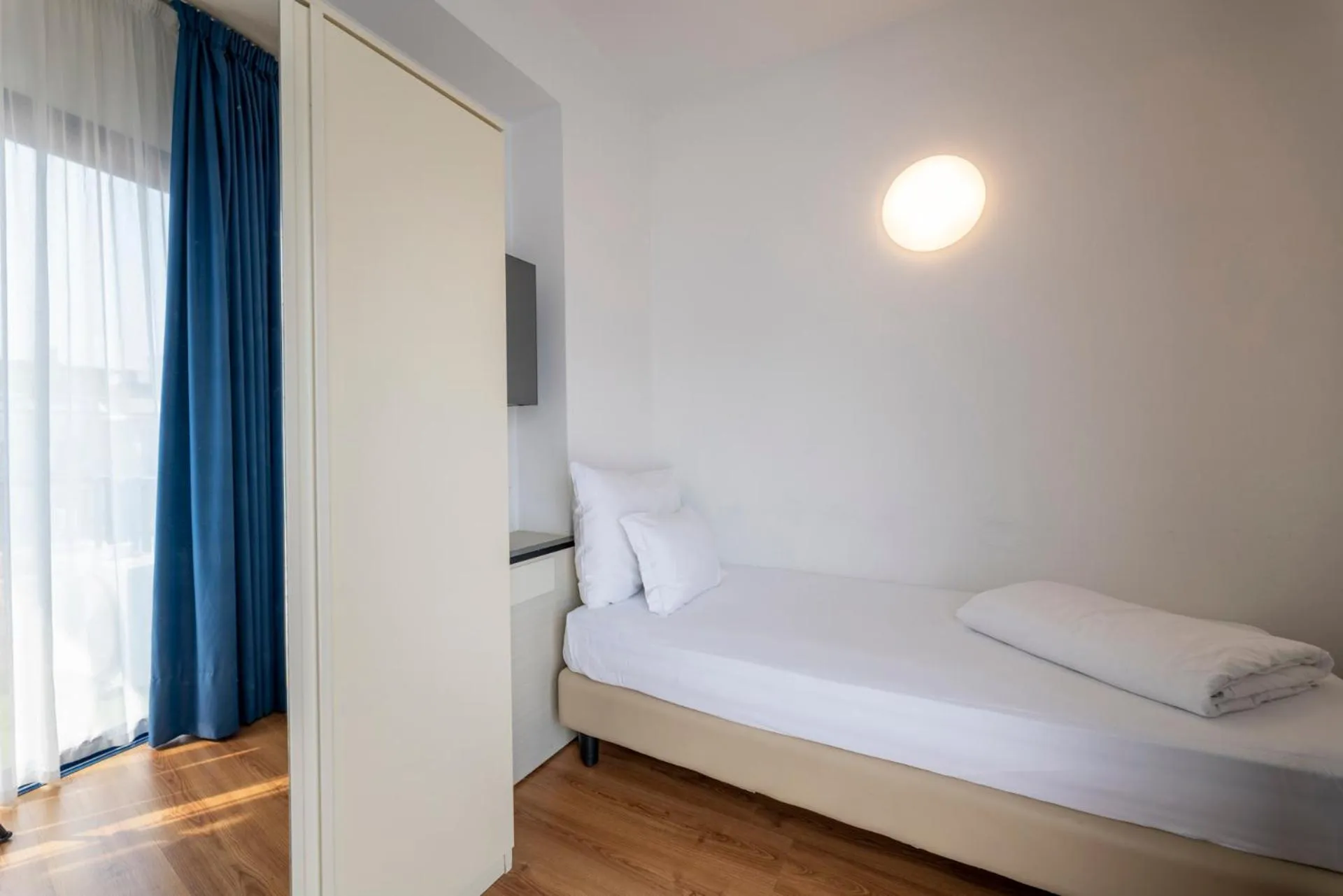 Bedroom, Bed in Hi Hotels Riva del Garda