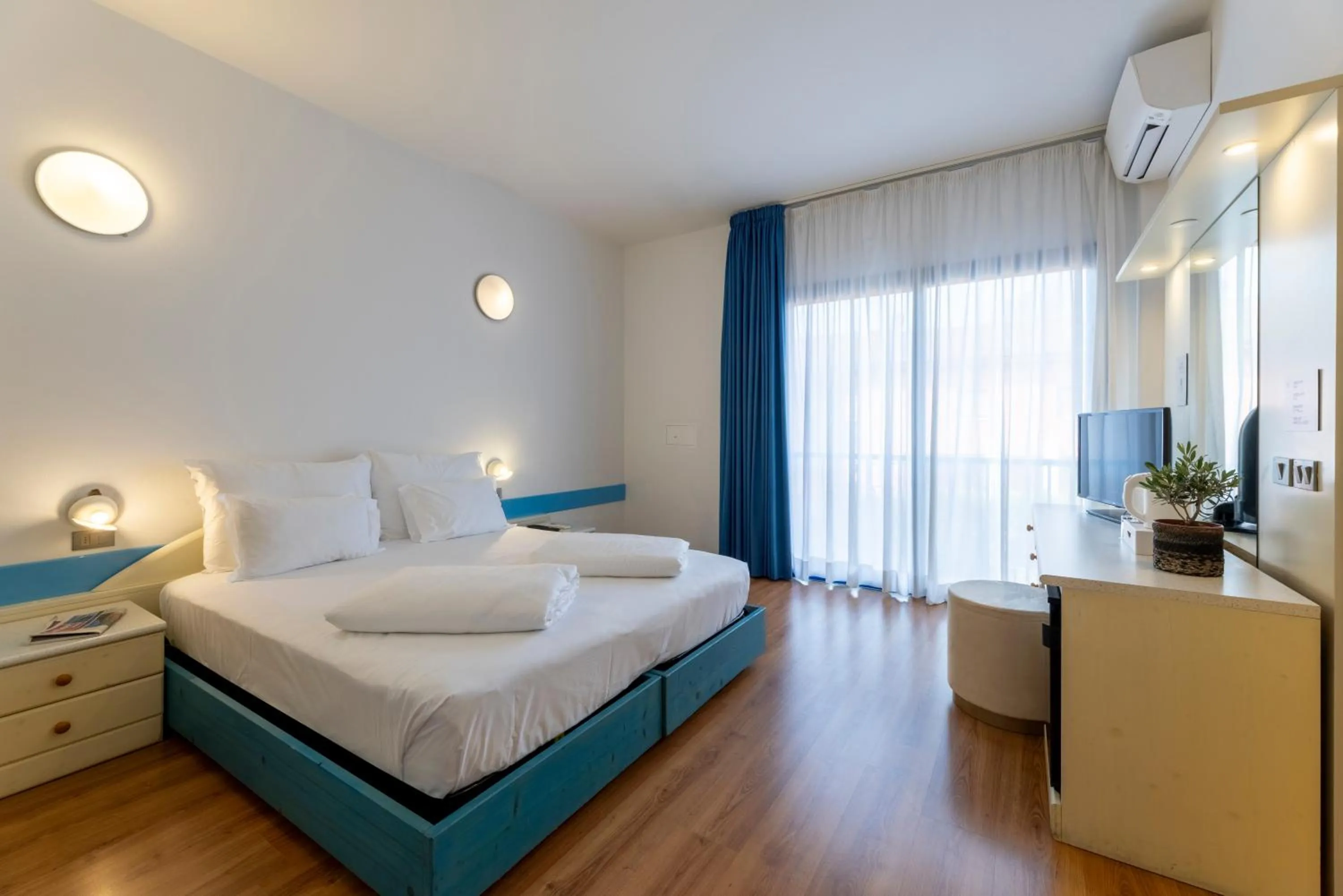 Bedroom, Bed in Hi Hotels Riva del Garda