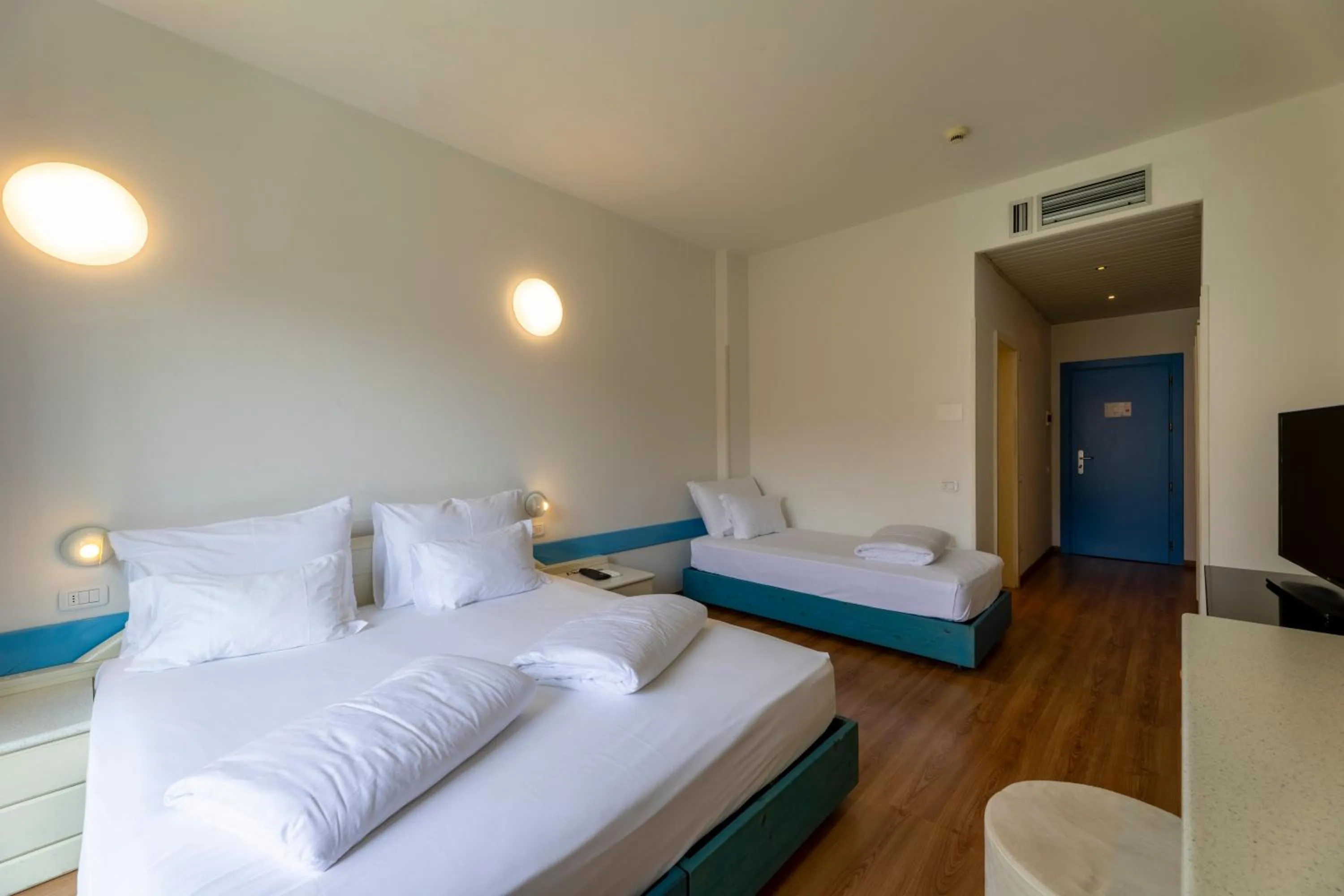 Photo of the whole room, Bed in Hi Hotels Riva del Garda